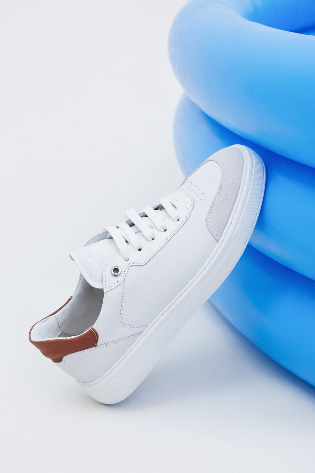 Białe sneakersy męskie ze skóry naturalnej na wiosnę Estro ER00112843