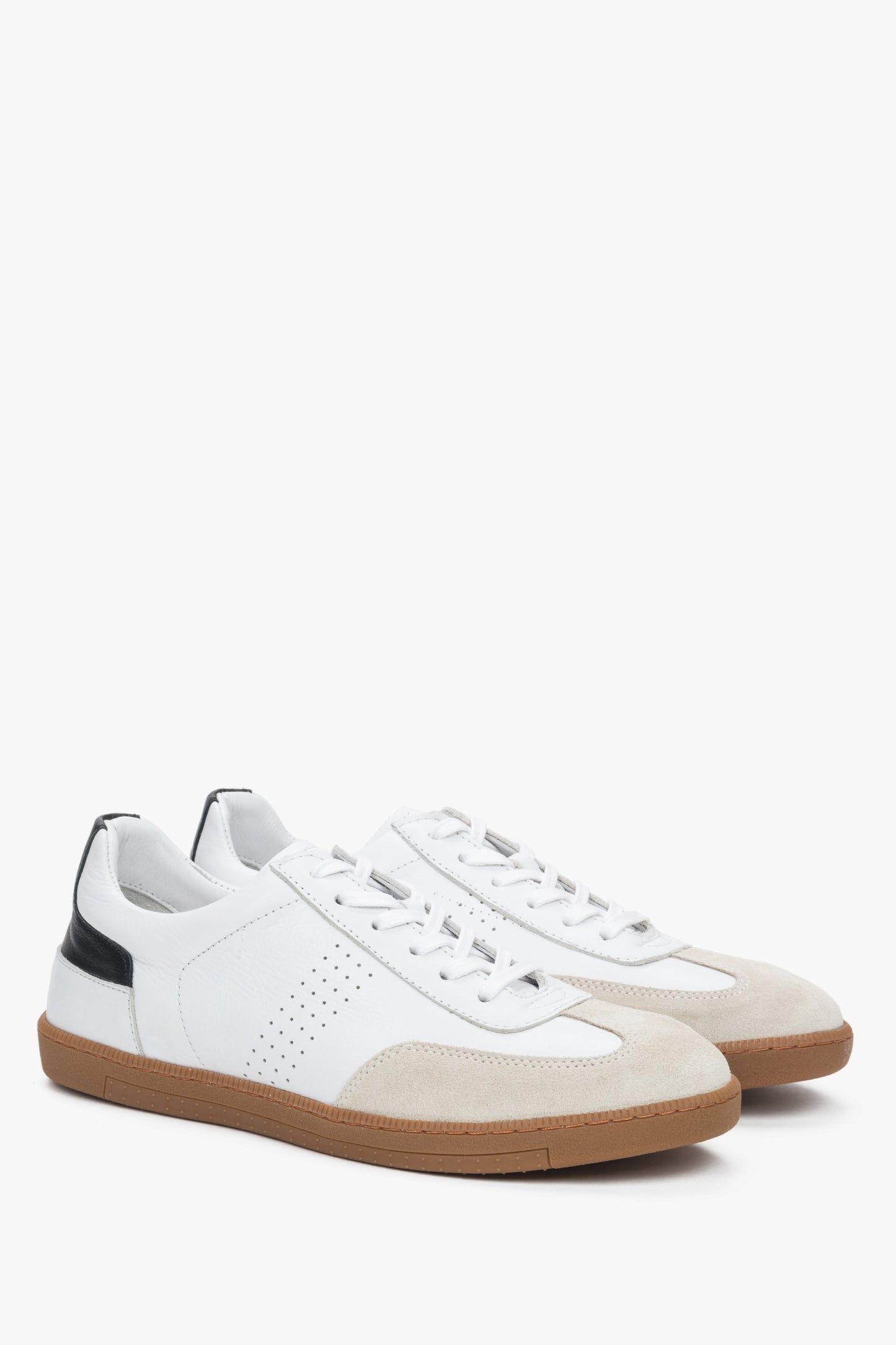 Białe męskie trampki z naturalnej skóry i weluru marki Estro.