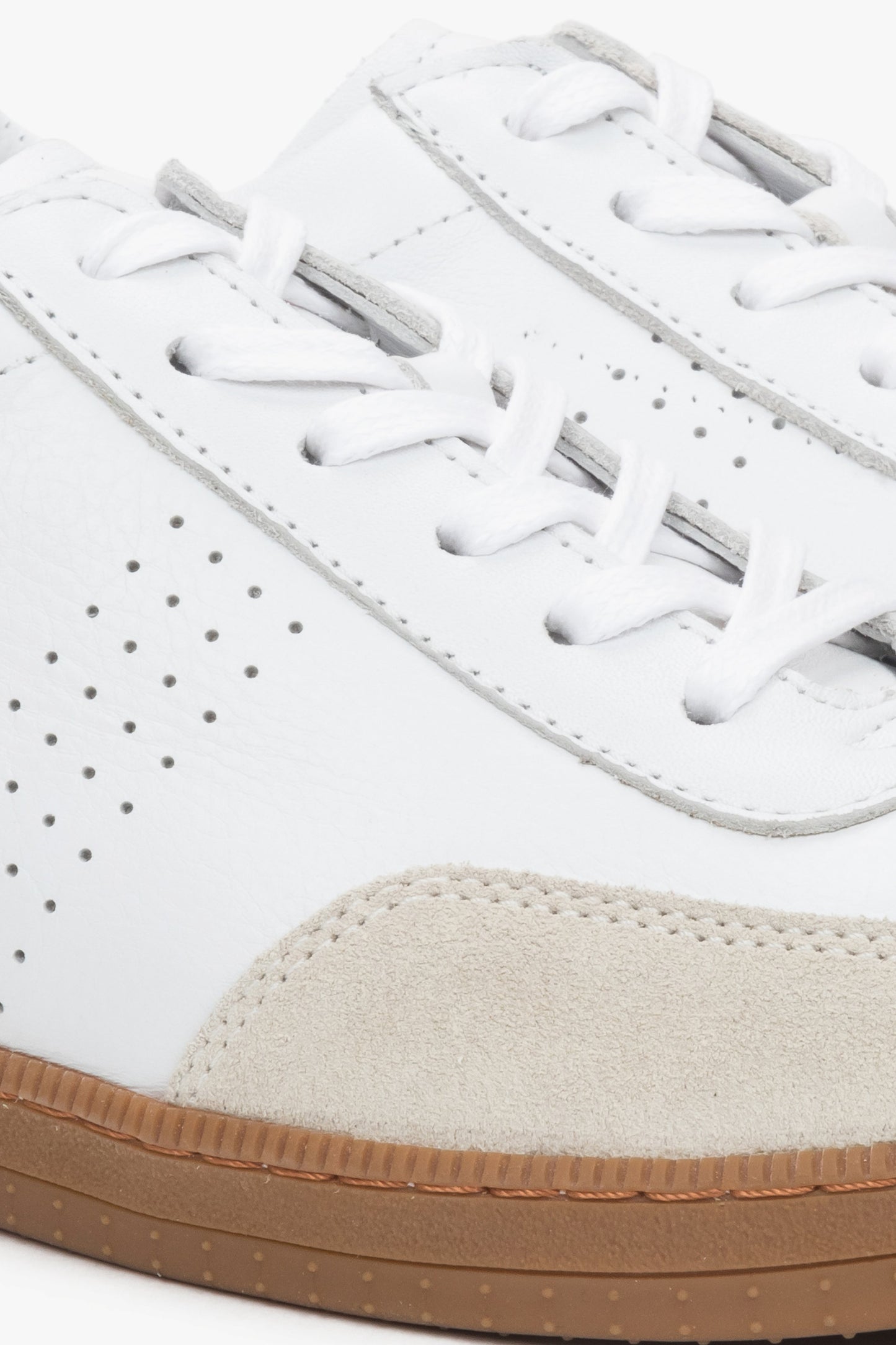 Klasyczne białe trampki męskie ze skóry i weluru.