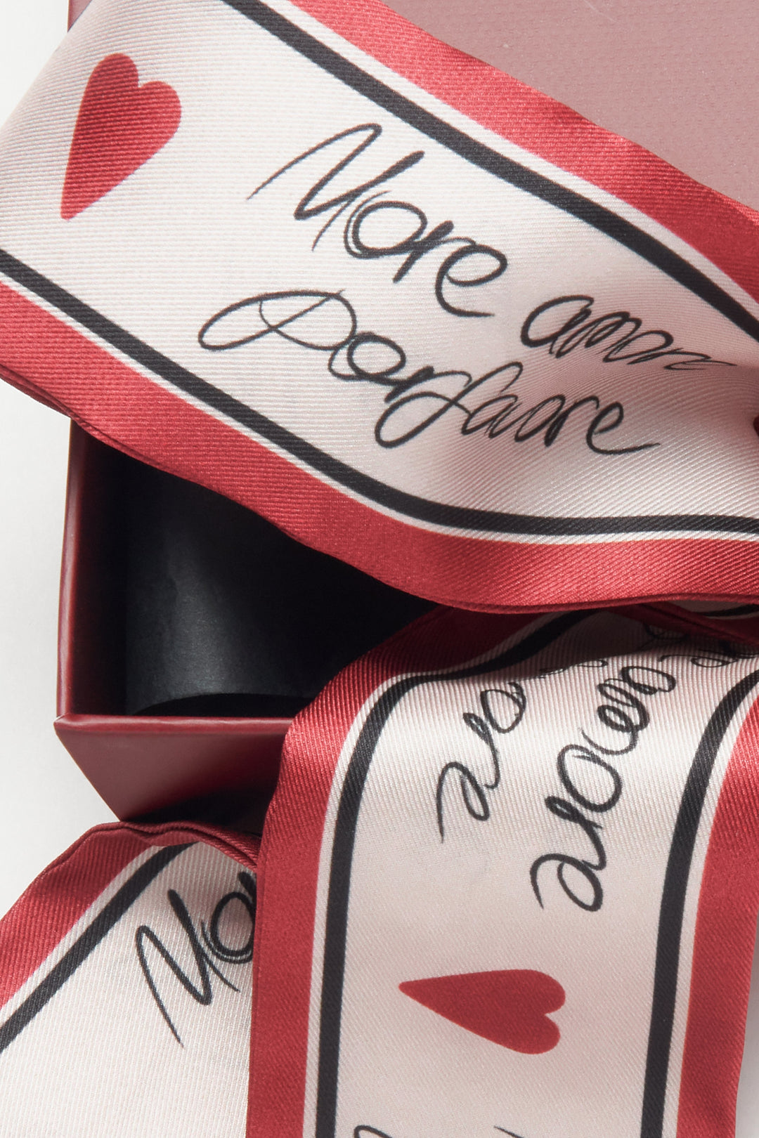 Apaszka damska twilly Estro w klasycznym połączeniu bieli i czerwieni.