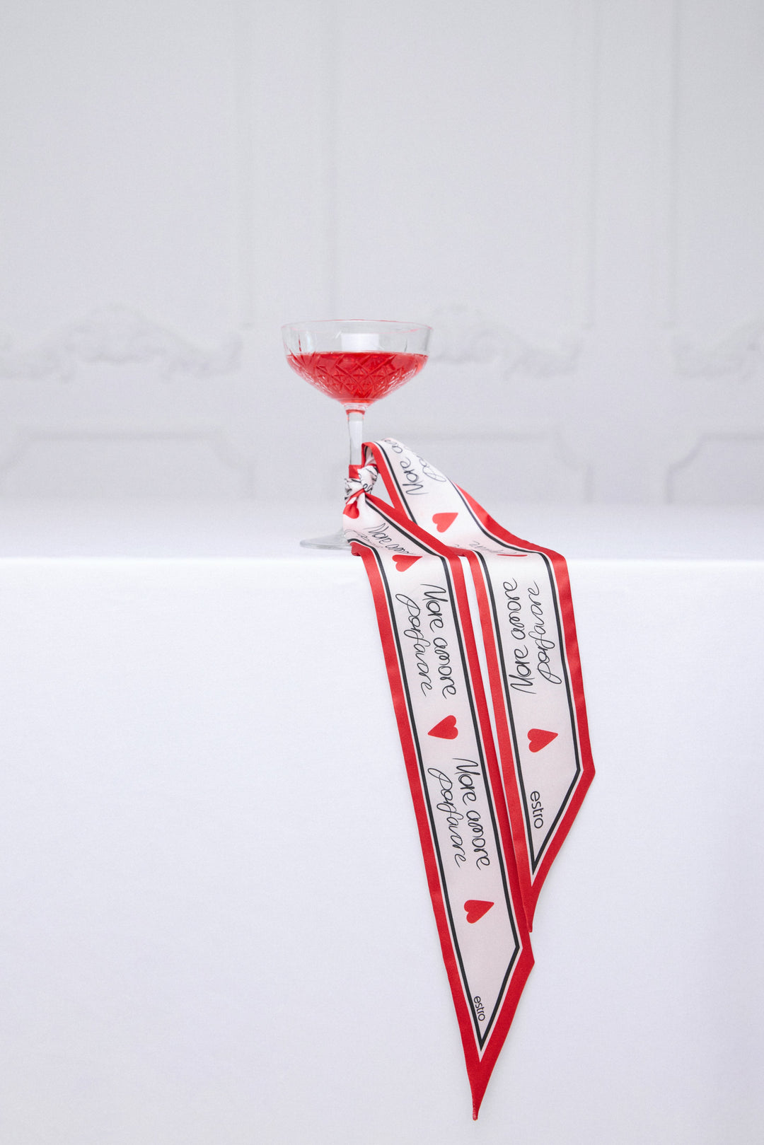 Biało-czerwona apaszka typu twilly od Estro.