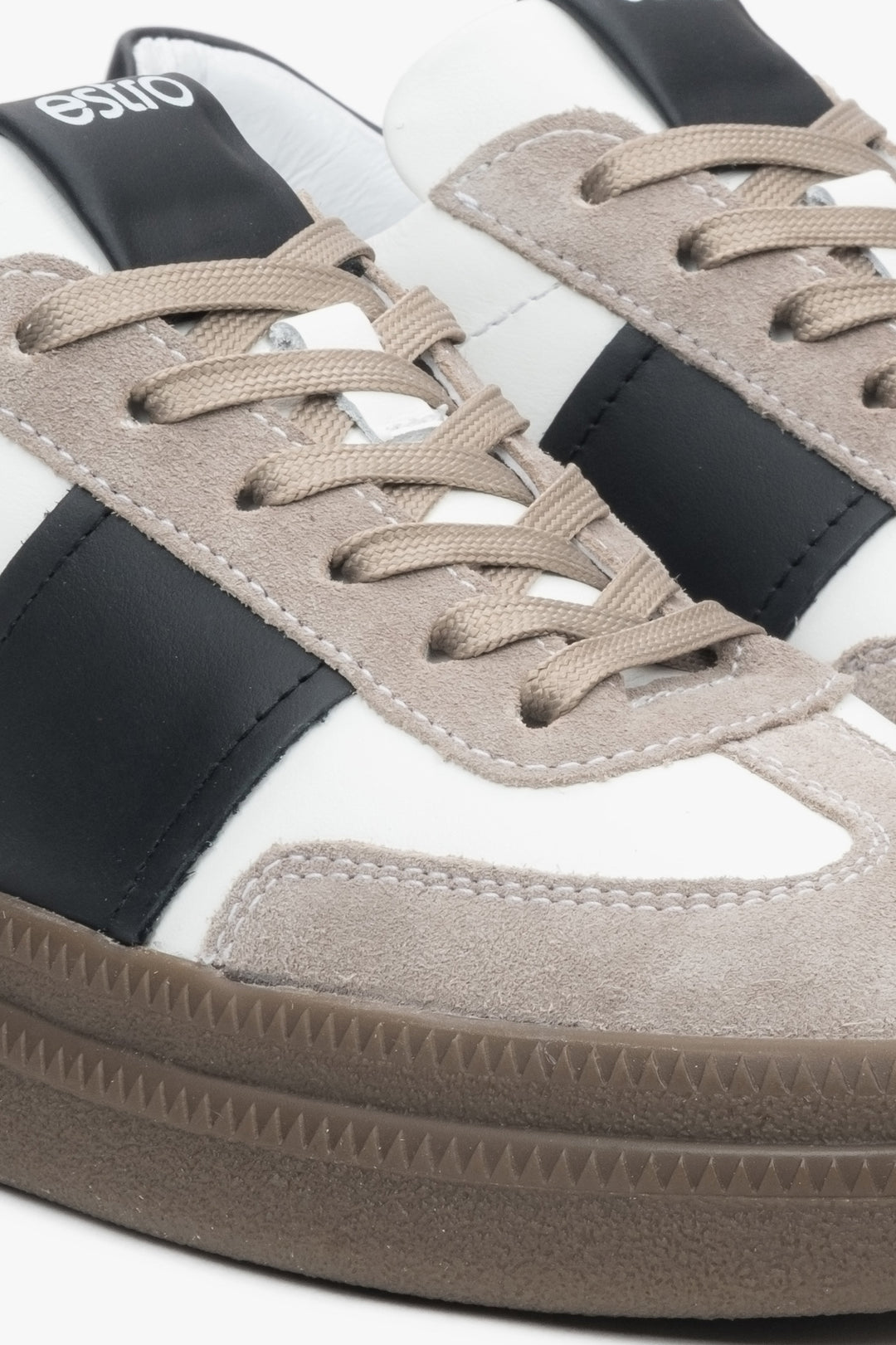 Damskie trampki w kolorze biało-szarym z weluru i skóry naturalnej Premium Estro.