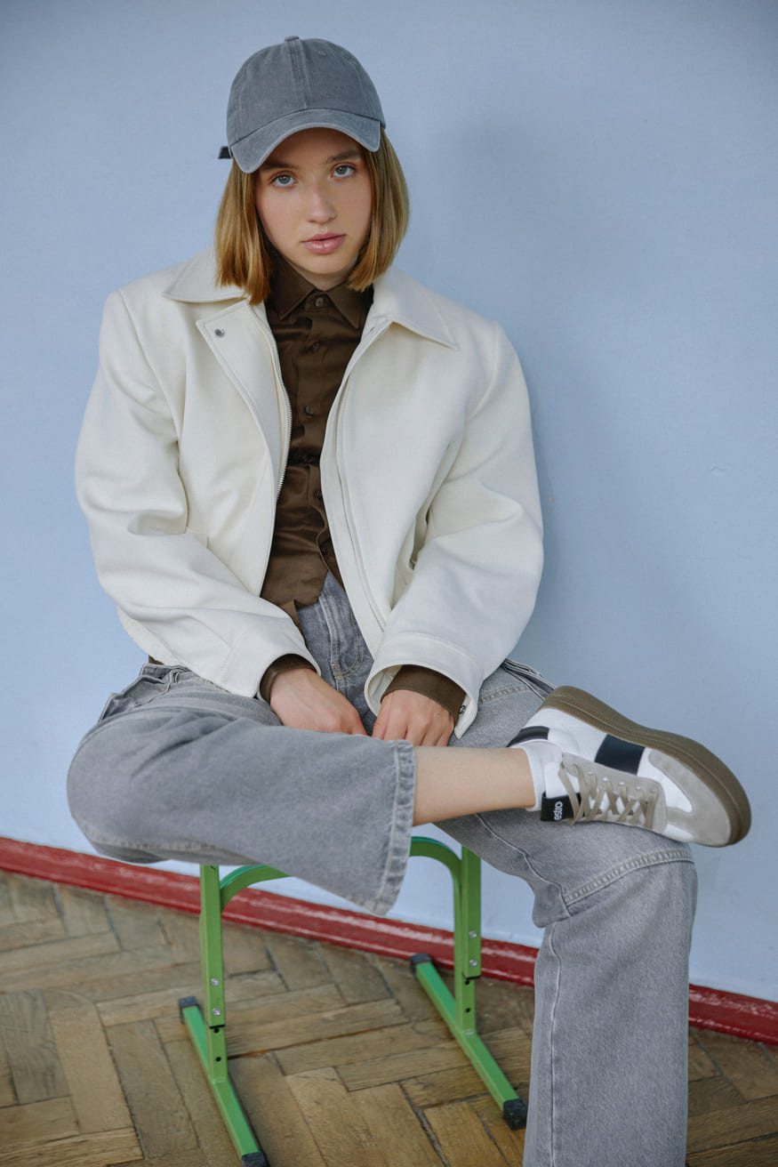 Biało-szare trampki z naturalnej skóry i weluru dla kobiet.