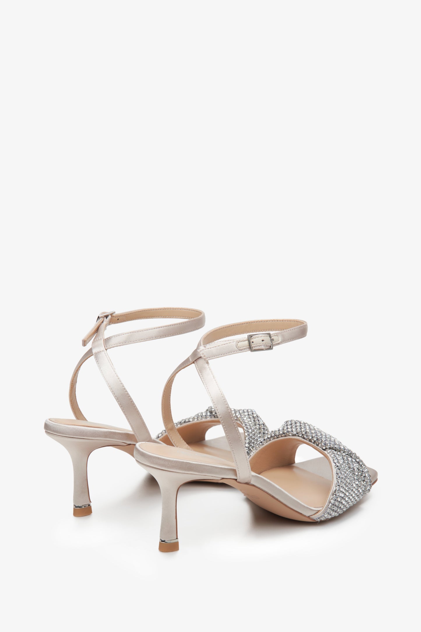 Beżowe sandałki damskie na cienkim obcasie Estro z cyrkoniami - zbliżenie na obcas.