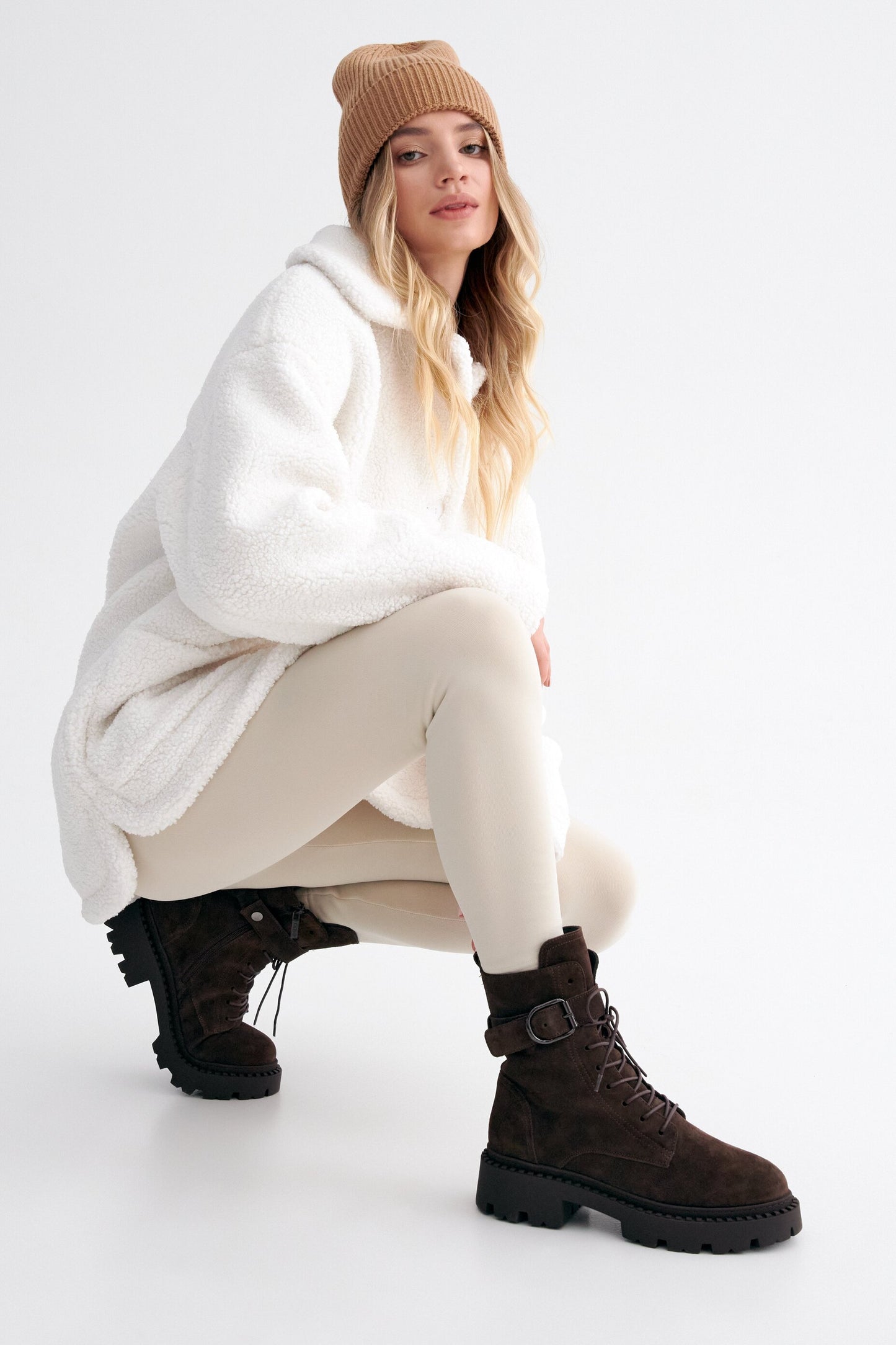 Ciemnobrązowe botki damskie na zimę z weluru naturalnego z ozdobnym pasem Estro ER00113910