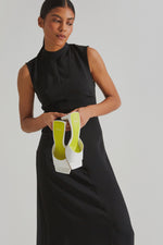 Białe klapki damskie ze skóry naturalnej na słupku Estro ER00112396