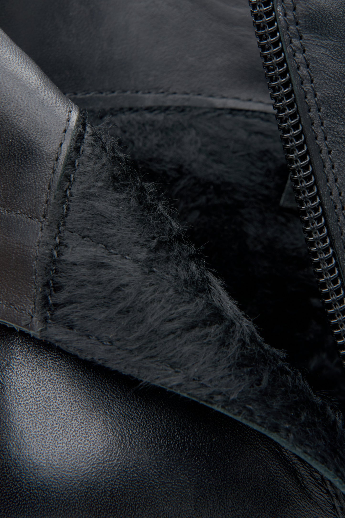 Damskie botki na obcasie w kolorze czarnym  ze skóry naturalnej - zbliżenie na detale.