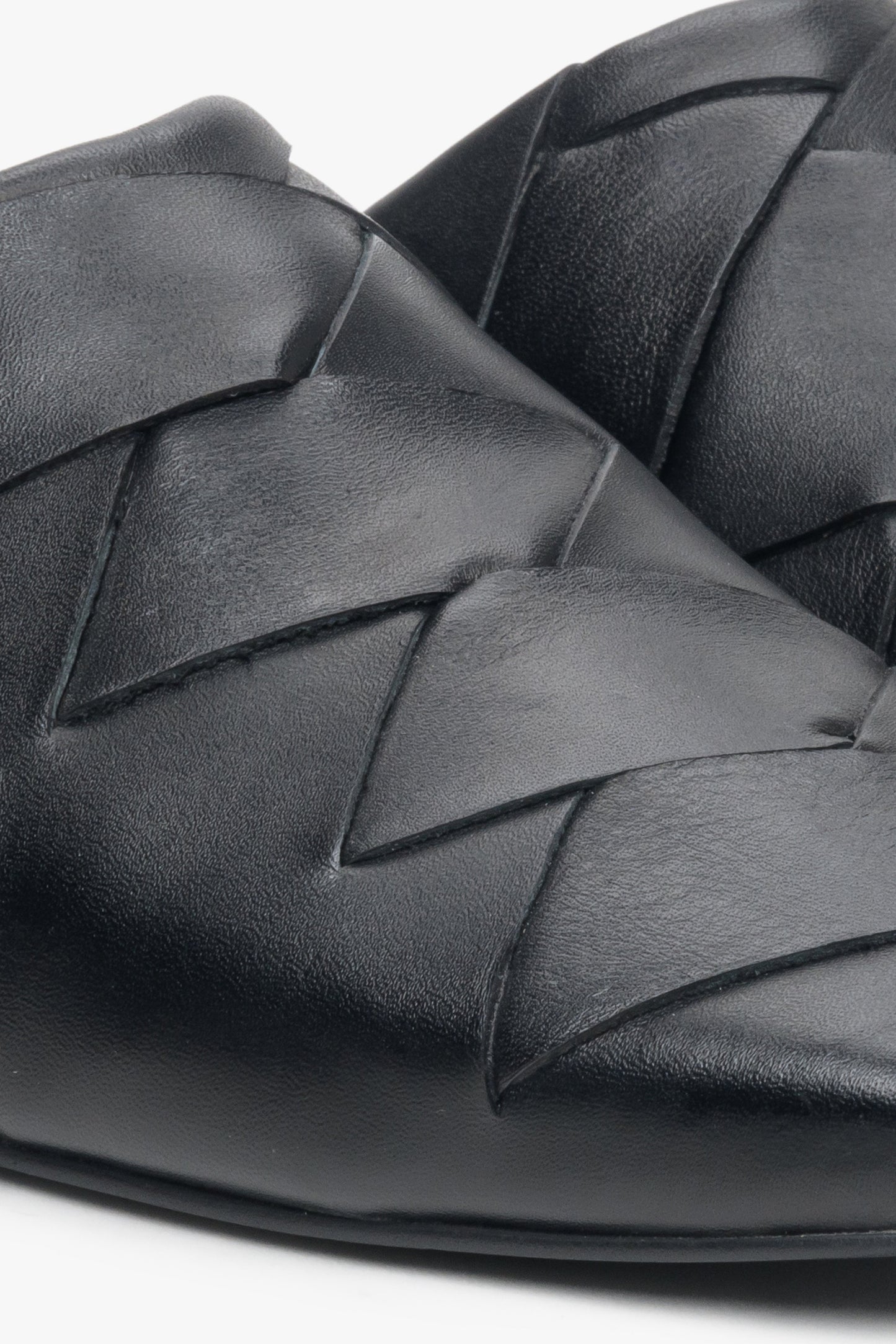 Skórzane czarne klapki damskie z zabudowaną linią palców Estro - zbliżenie na detale.