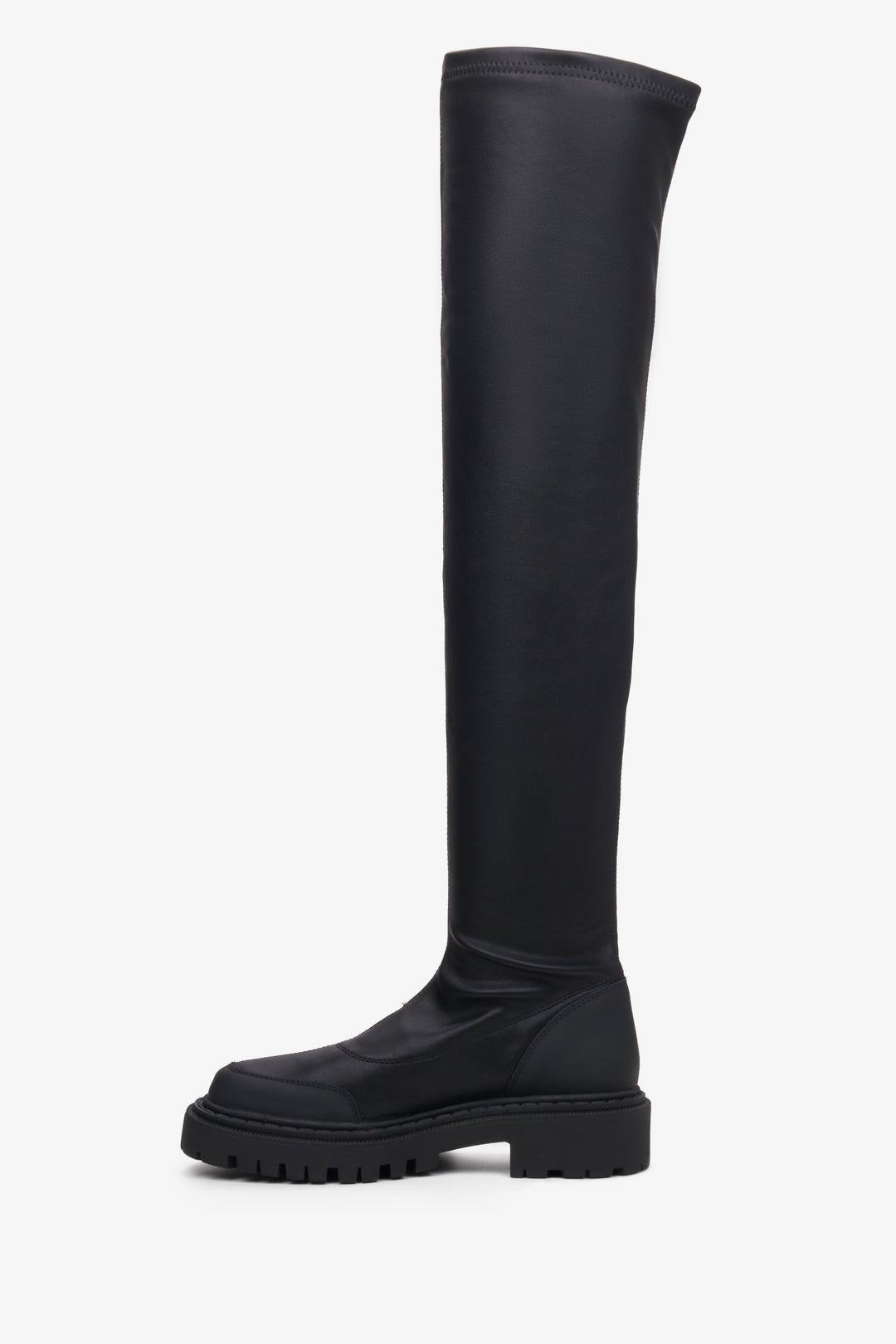 Czarne kozaki damskie z elastyczną cholewą Estro - profil buta.