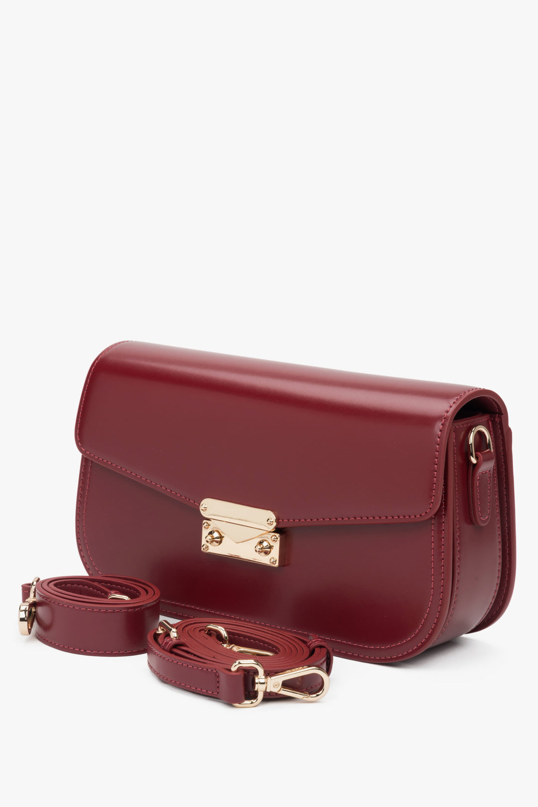 Kompaktowa bordowa torebka damska Estro, wykonana z wysokiej jakości skóry naturalnej, wygodna do noszenia na ramieniu.