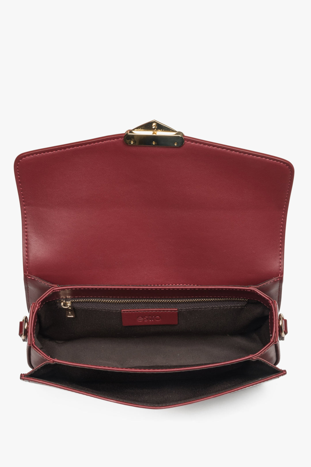 Bordowa torebka ze skóry naturalnej marki Estro, o poręcznym rozmiarze, zaprojektowana do noszenia na ramieniu.