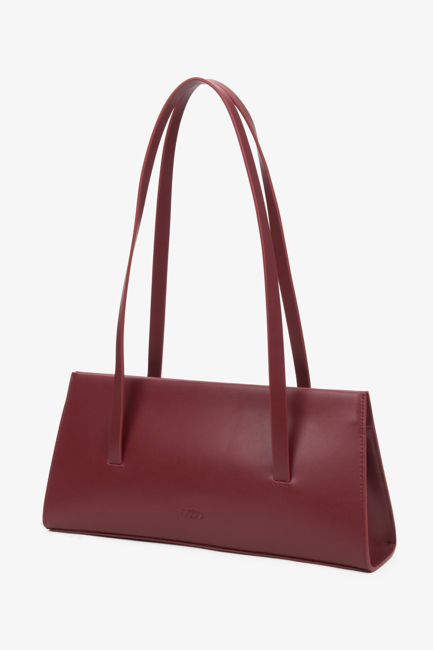 Stylowa torebka damska Estro w odcieniu  bordo, uszyta ze skóry naturalnej i wyposażona w długie rączki do noszenia na ramieniu.