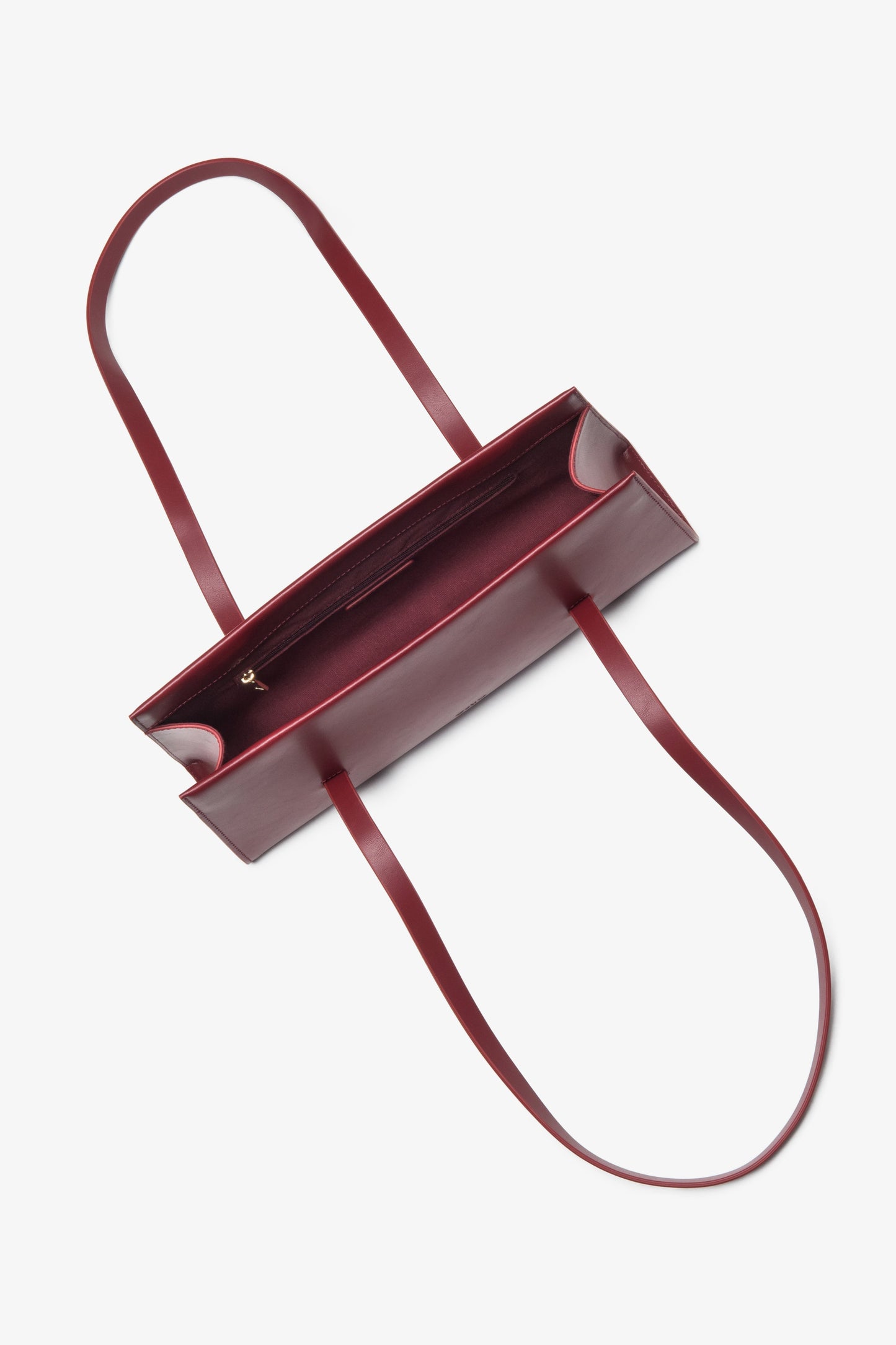 Praktyczna i modna bordowa torebka damska Estro, wykonana ze skóry naturalnej i posiadająca długie rączki ułatwiające noszenie na ramieniu.