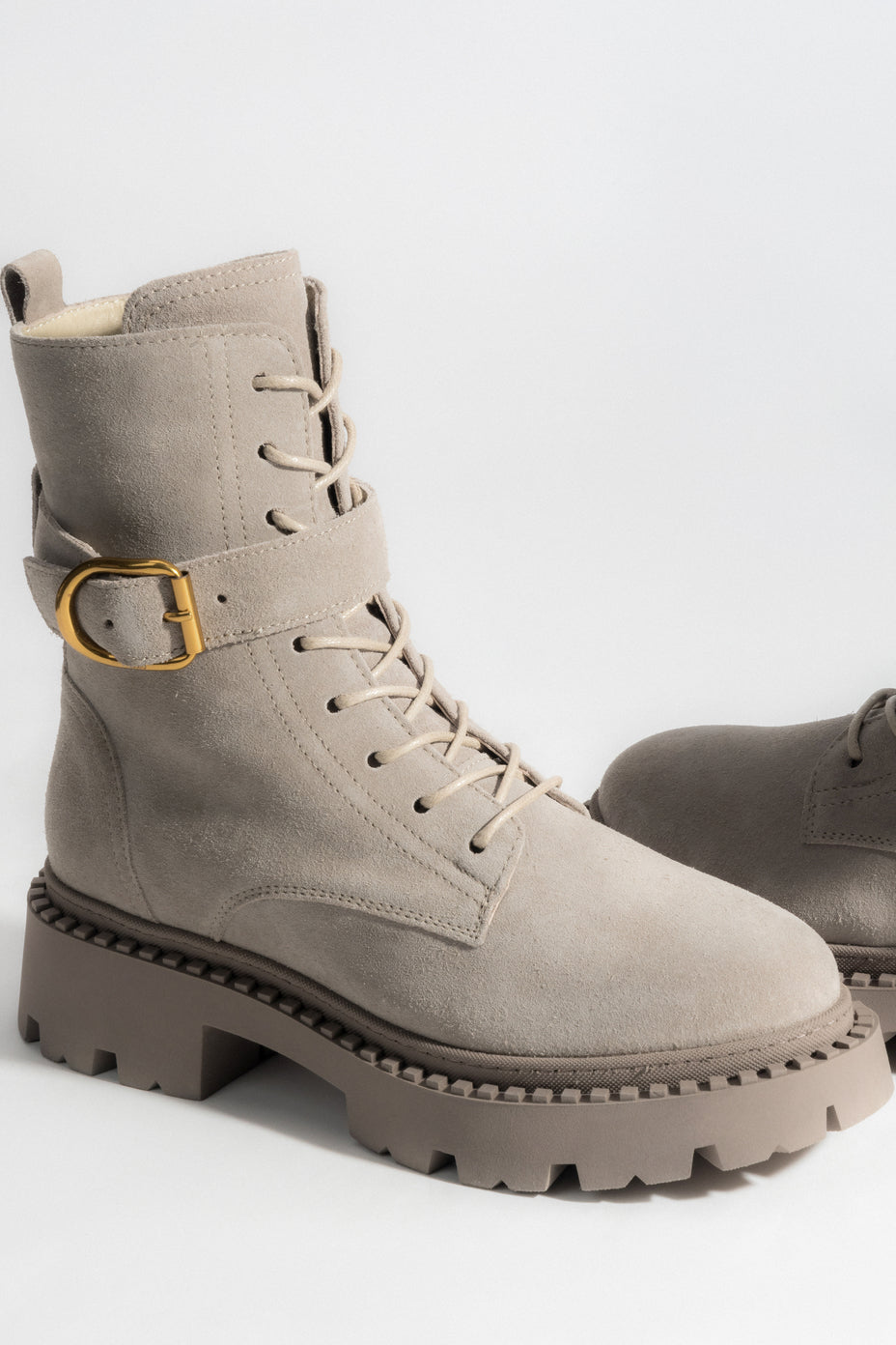 Szare botki damskie na zimę z włoskiego weluru naturalnego z ozdobnym pasem ER00113911