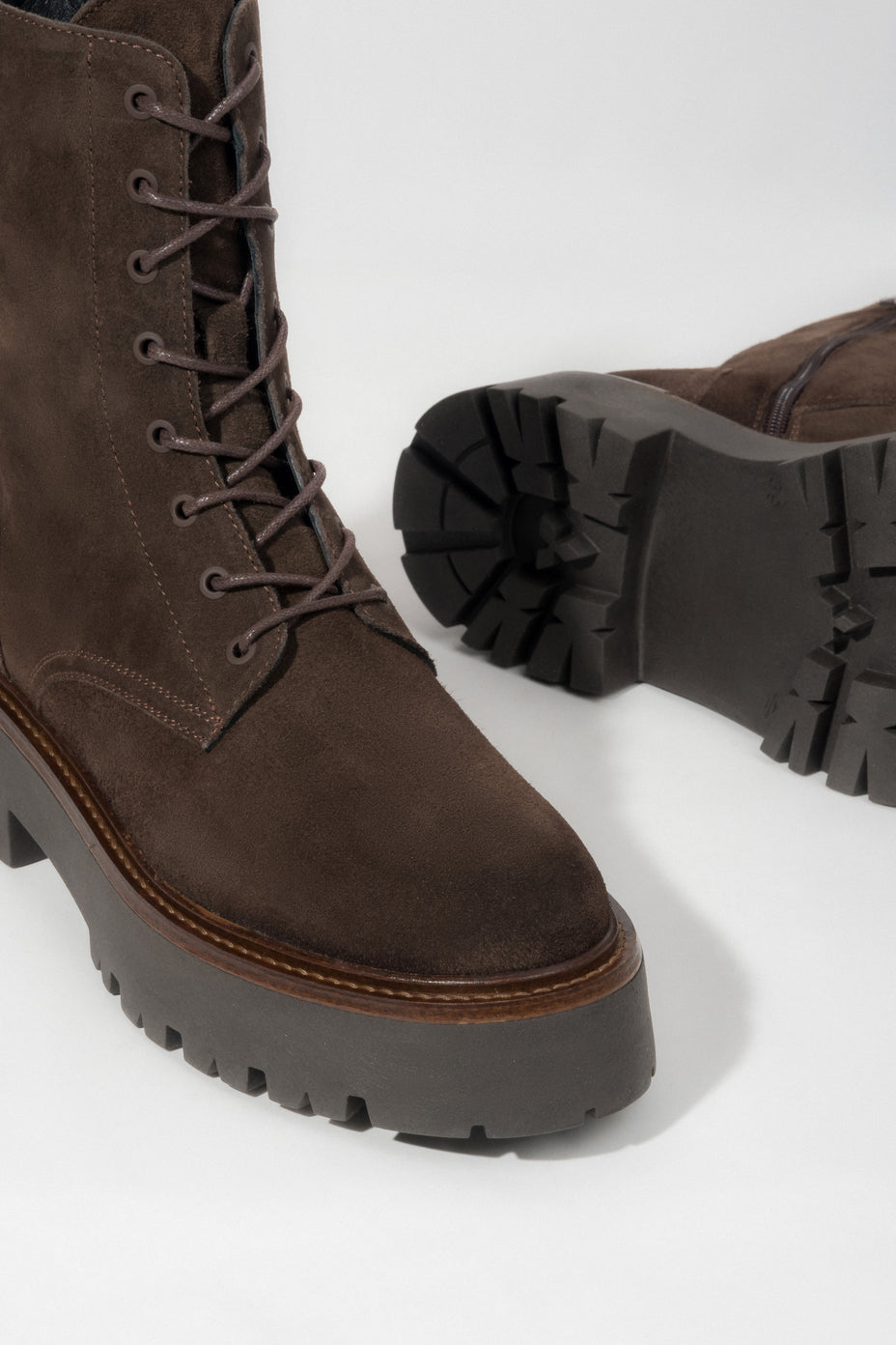 Ciemnobrązowe botki damskie z włoskiego weluru naturalnego Estro ER00116064