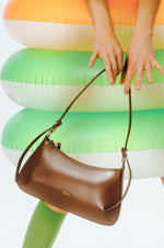 Brązowa skórzana torebka damska typu bagietka Estro ER00115804