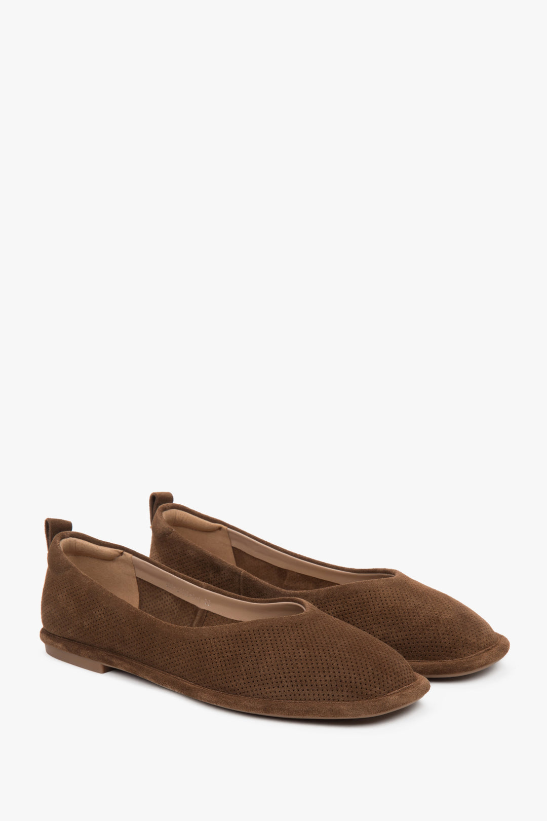 Brązowe damskie baleriny z miękkiego, perforowanego weluru naturalnego marki Estro.