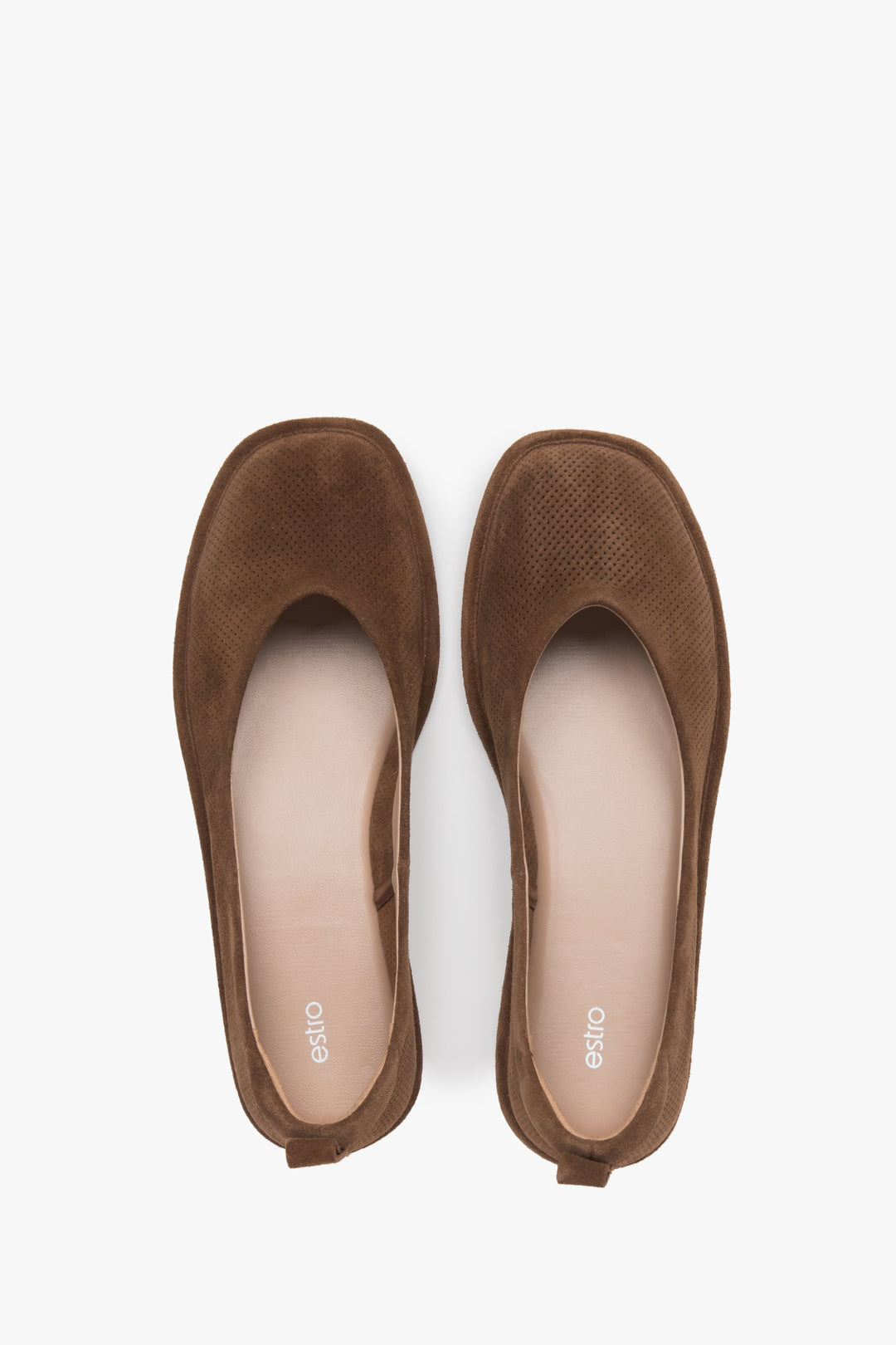 Miękkie baleriny damskie z perforowanego weluru naturalnego w odcieniu brązowym od Estro - prezentacja z góry.