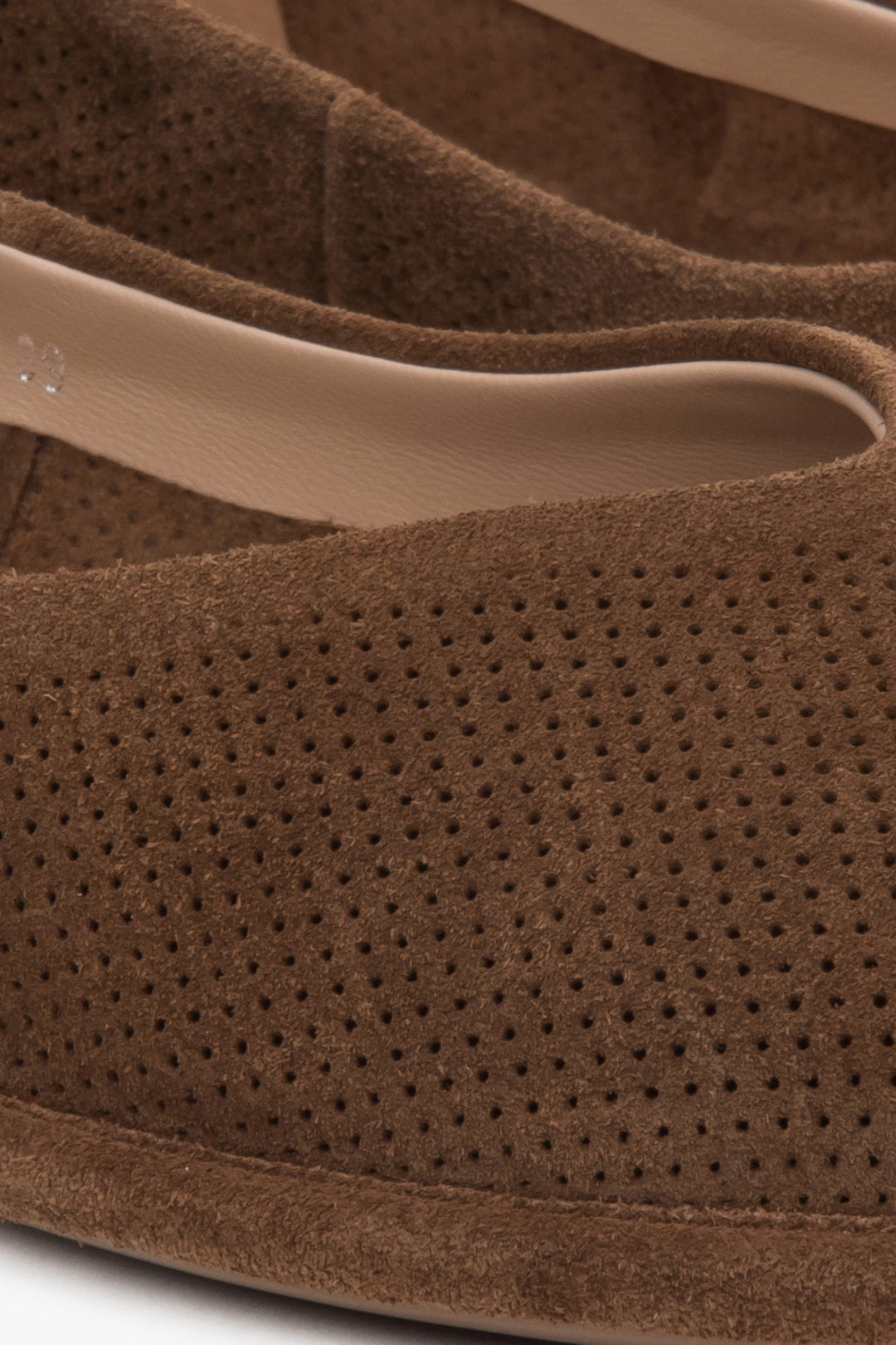 Brązowe baleriny damskie z perforowanego, miękkiego weluru naturalnego sygnowane przez Estro - zbliżenie na detale.