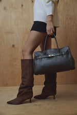 Brązowe kozaki damskie z weluru naturalnego na niskim obcasie kielichowym Estro ER00118226