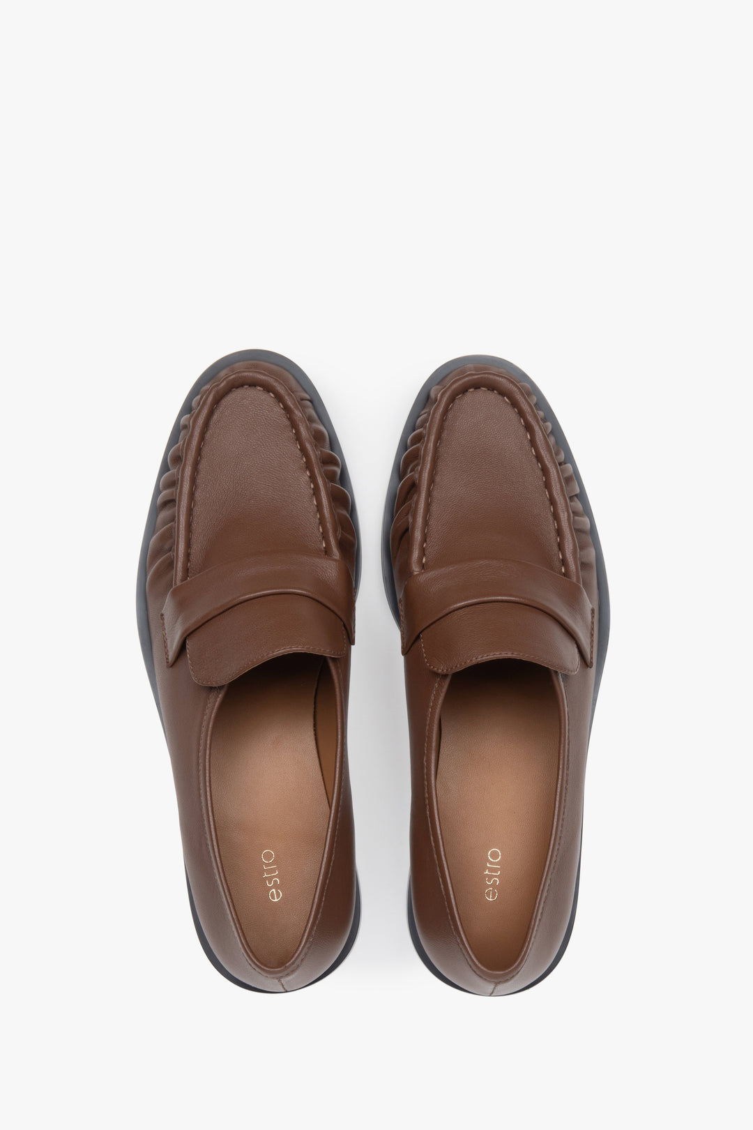 Komfortowe brązowe loafersy damskie Estro ze skóry naturalnej.