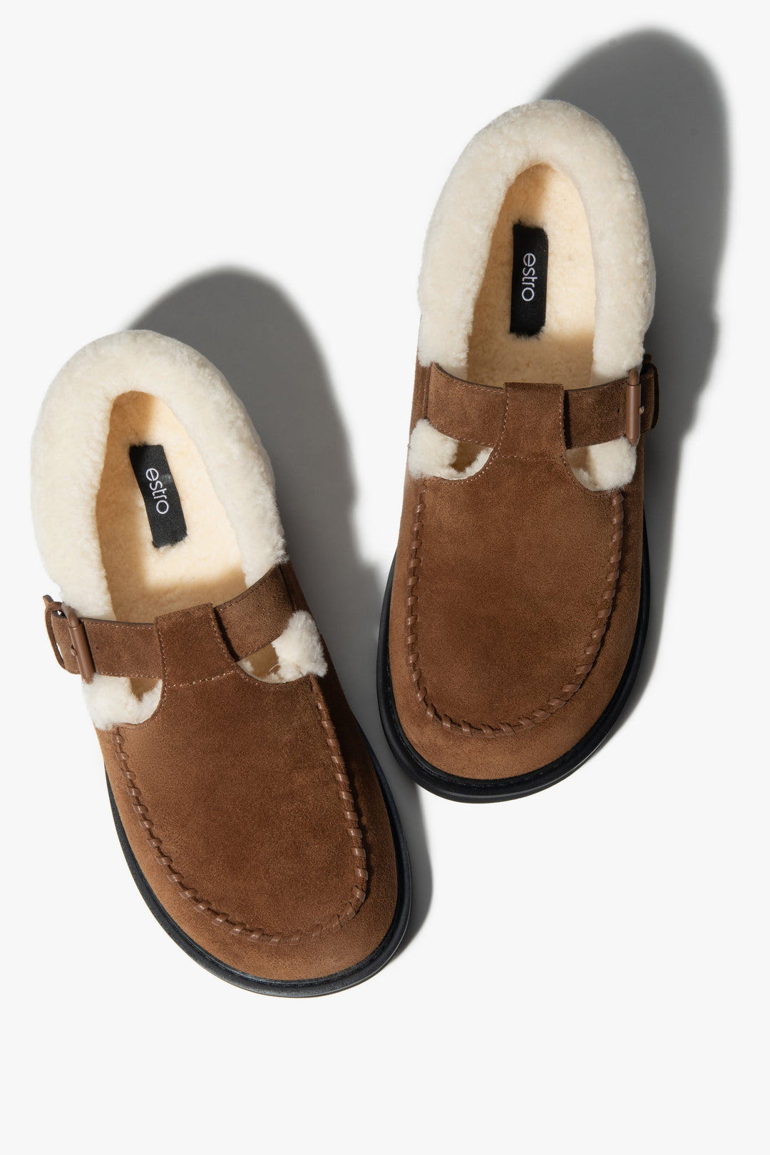 Brązowe mokasyny damskie na zimę z weluru naturalnego i futra Estro ER00118010.