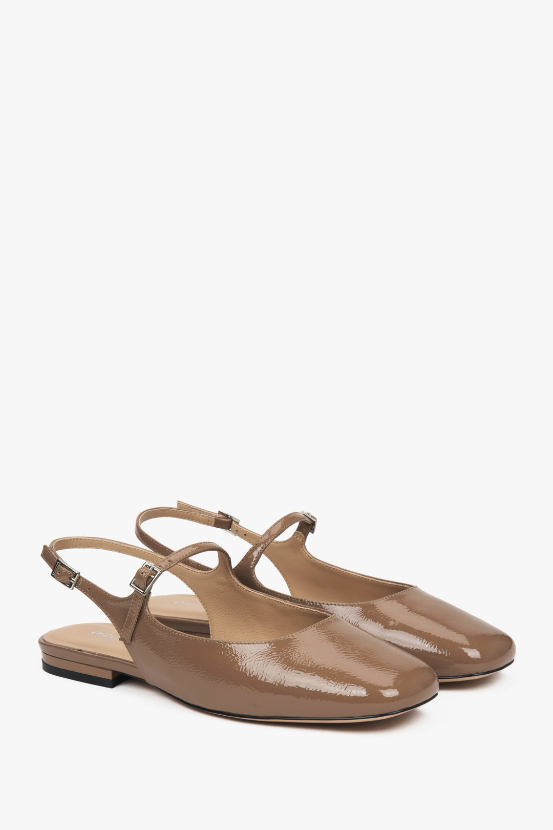 Eleganckie brązowe sandały damskie, o fasonie slingback i z komfortowym płaskim obcasem.