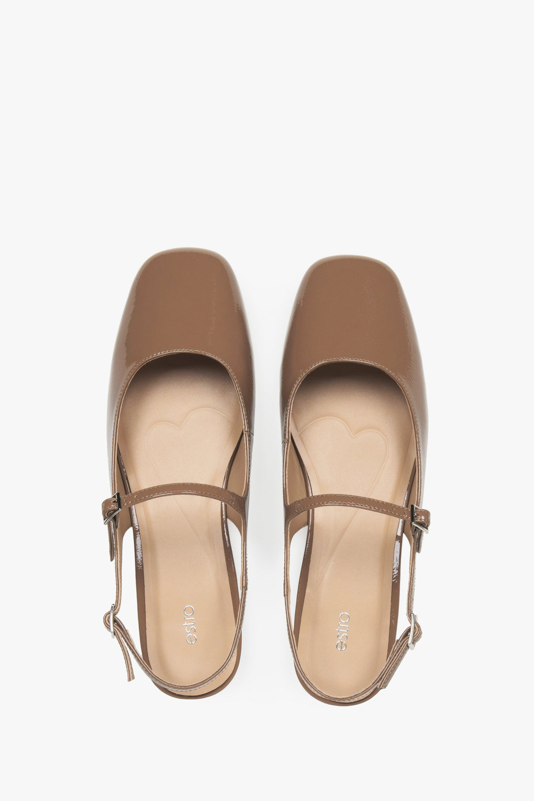 Komfortowe brązowe sandały damskie, o fasonie slingback.