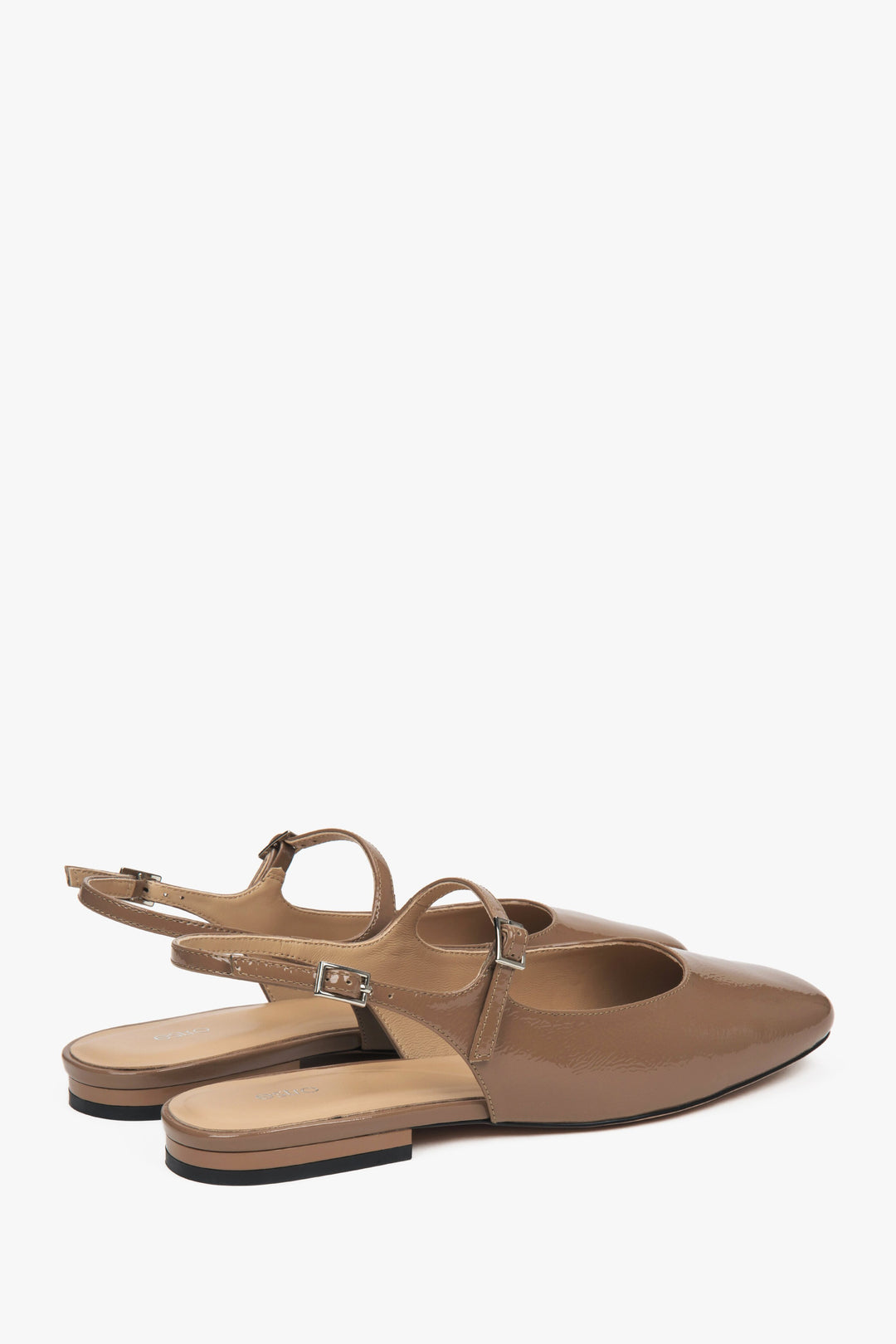 Klasyczne brązowe sandały damskie, o fasonie slingback.