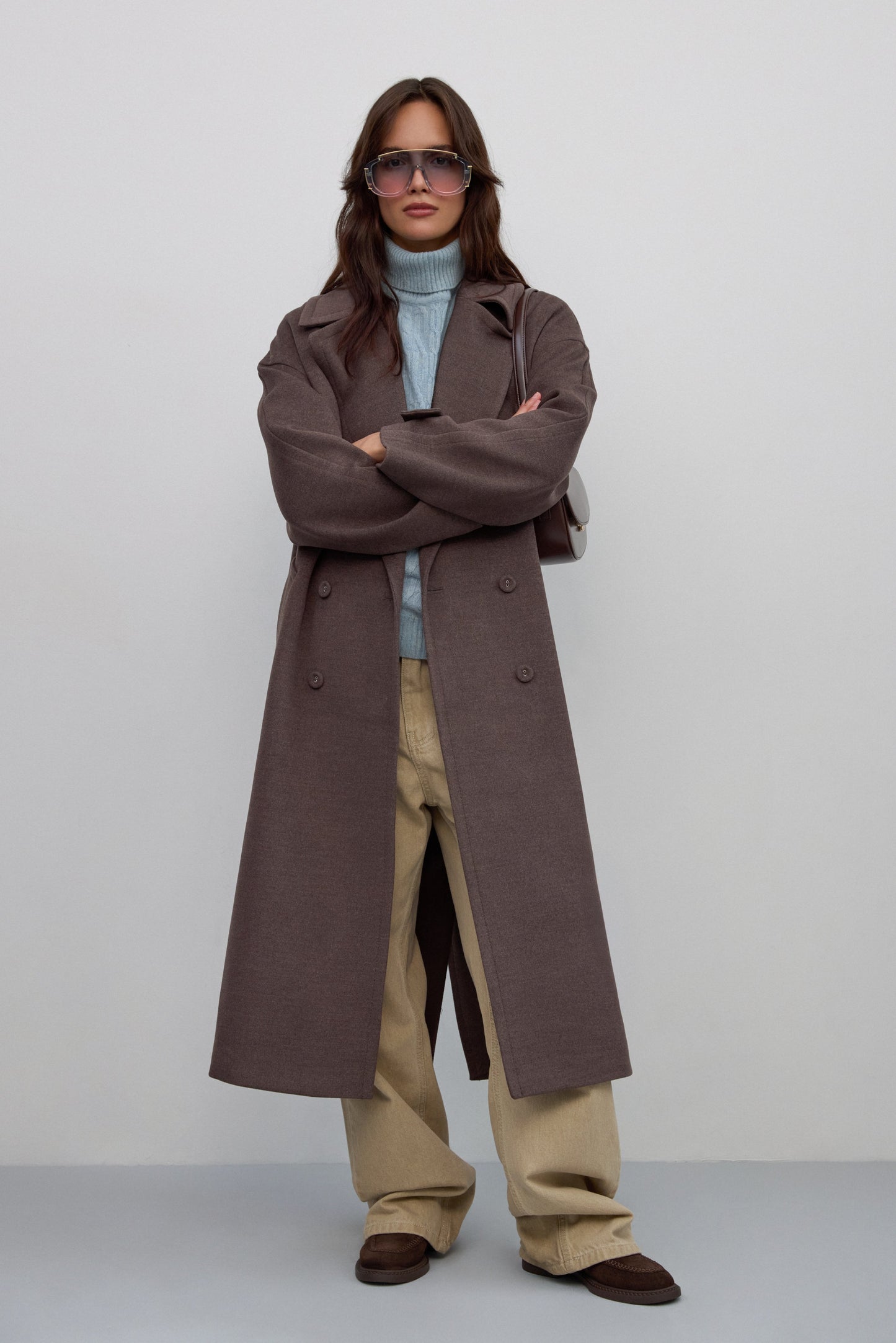 Estro ER00117931 - brązowy, dwurzędowy płaszcz damski, wiązany w pasie, z szerokimi klapami.