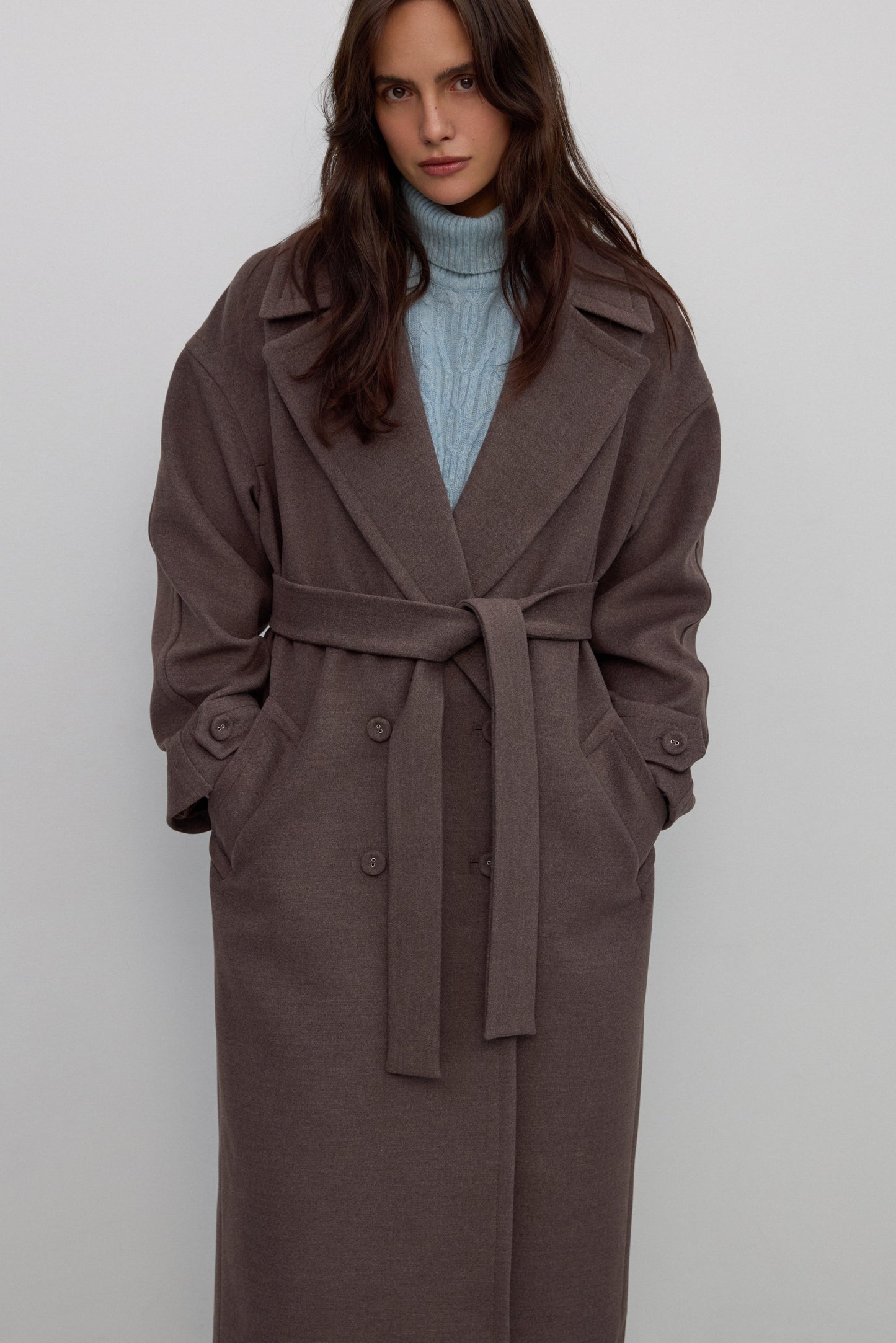 Płaszcz damski, brązowy, dwurzędowy, wiązany w pasie, z szerokimi klapami, Estro ER00117931.