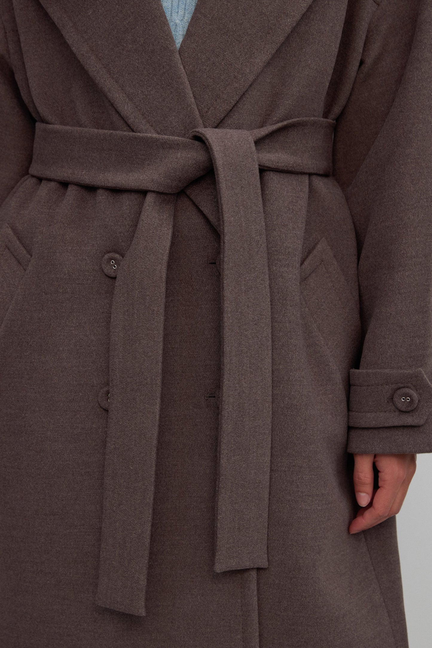 Płaszcz damski, brązowy, dwurzędowy.