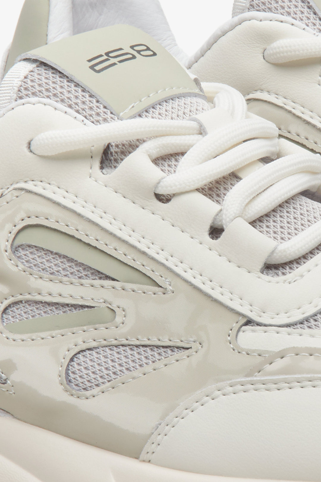 Jasnobeżowe sneakersy damskie ES8 z łączonych materiałów.