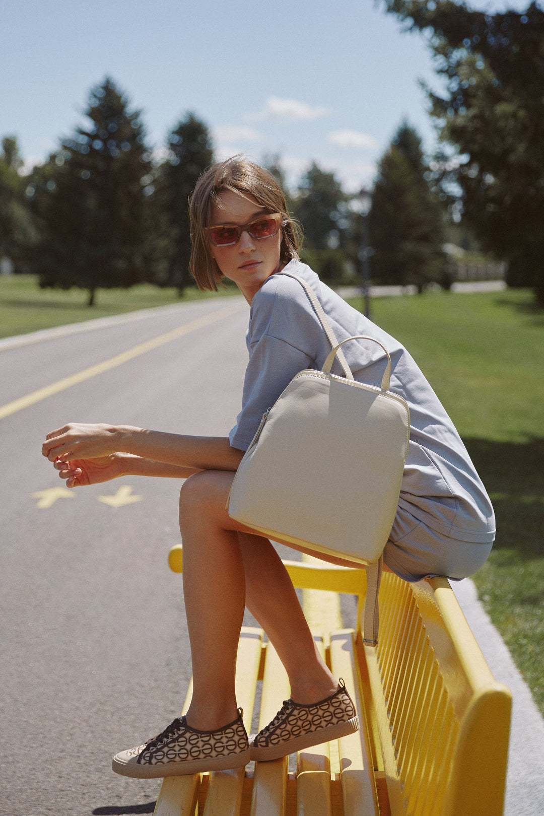 Niskie trampki damskie z beżowo-brązowym nadrukiem Estro ER00113211