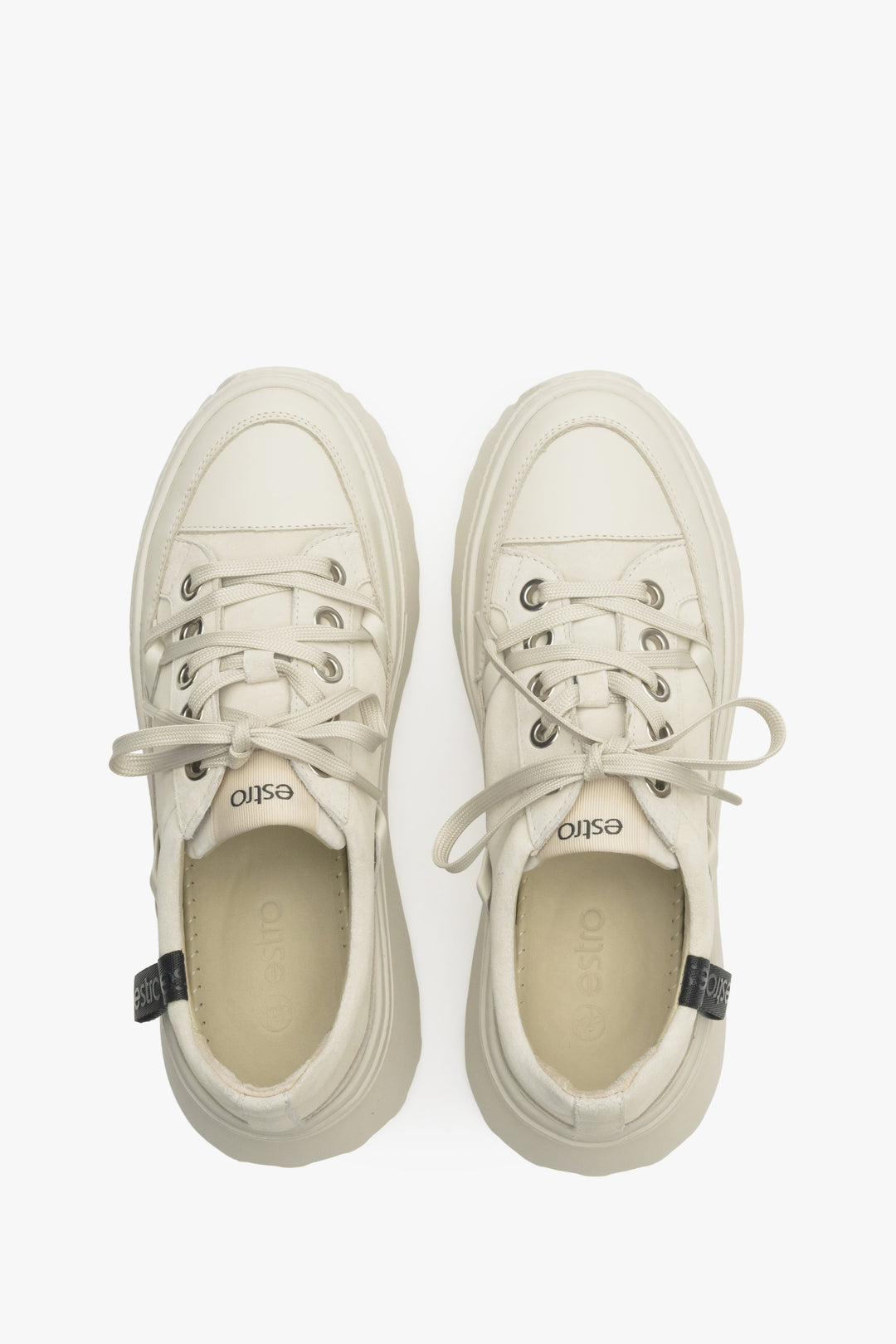 Damskie, beżowe trampki z perforowaną podeszwą - prezentacja modelu z góry.