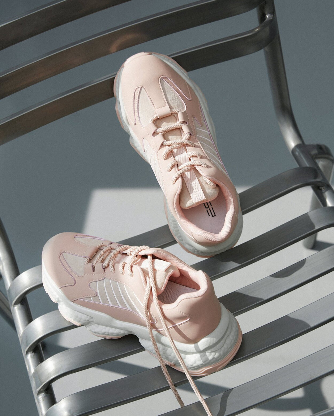Jasnoróżowe sneakersy damskie na grubej podeszwie z łączonych materiałów ES8 ER00113377