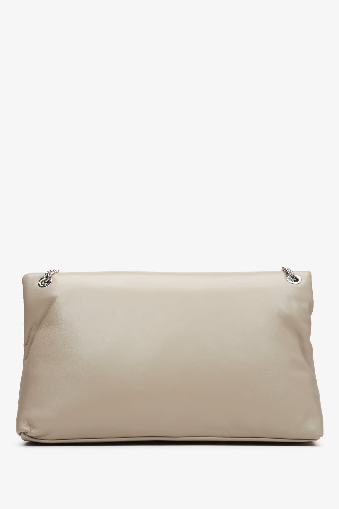 Poręczna beżowo-szara torebka damska na łańcuszku - rewers.