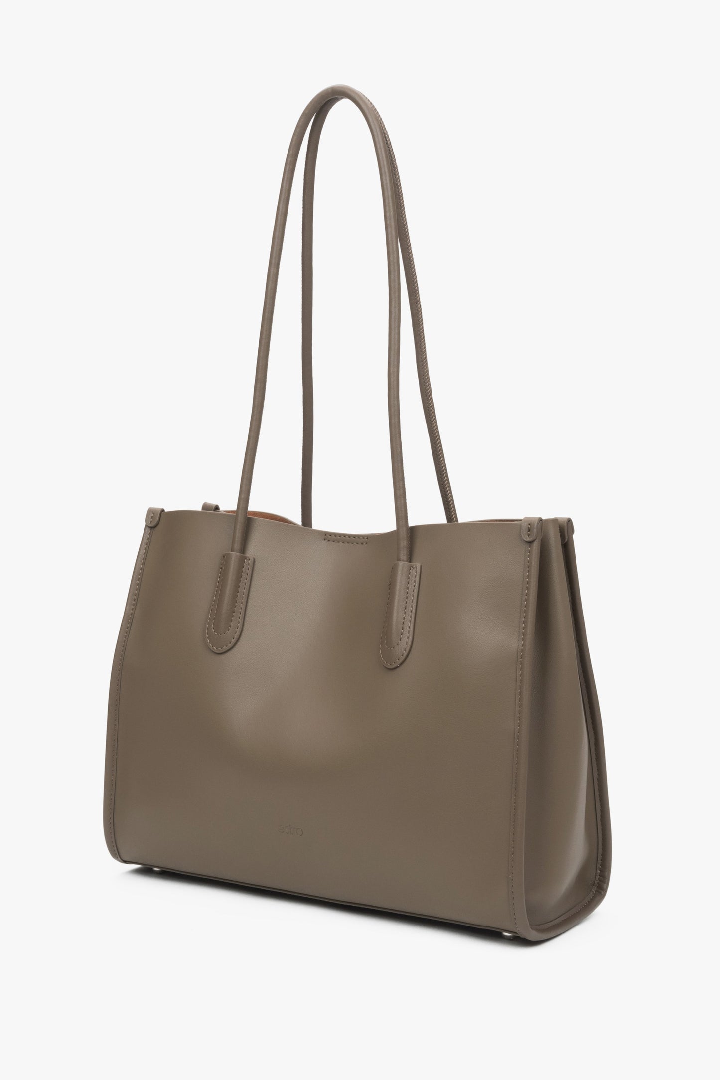 Pojemna ciemnobeżowa shopperka damska Estro, uszyta z wysokiej jakości skóry naturalnej i wyposażona w długie rączki.