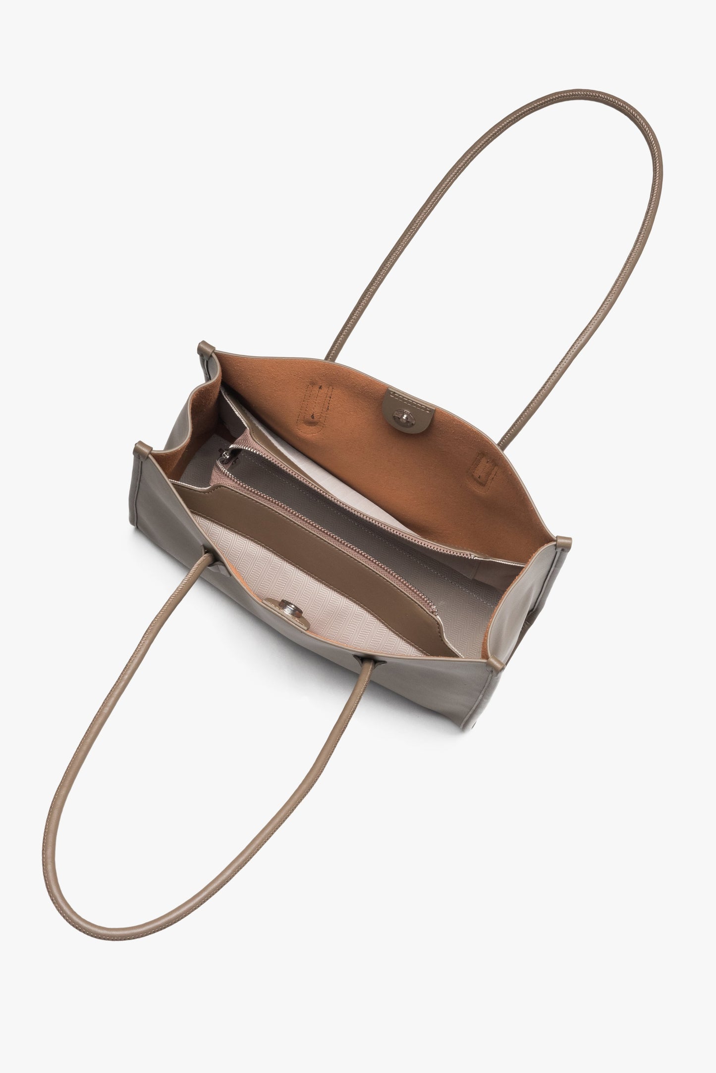 Skórzana shopperka w odcieniu ciemnego beżu marki Estro, z długimi uchwytami, wygodna do noszenia na ramieniu na co dzień.