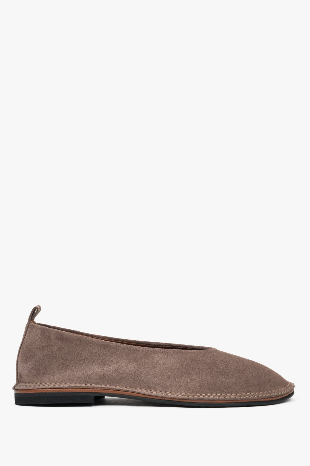 Miękkie ciemnobeżowe baleriny damskie z weluru naturalnego typu barefoot Estro ER00117364.