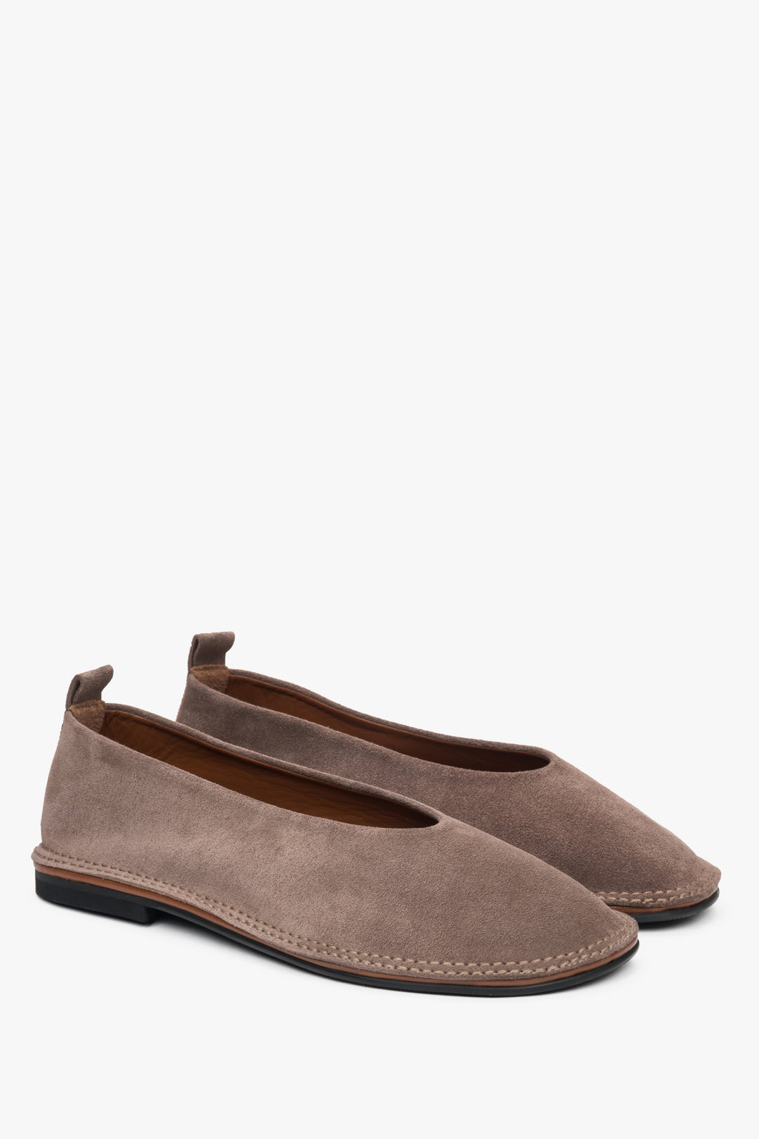 Komfortowe ciemnobeżowe baleriny damskie Estro, wykonane z miękkiego weluru naturalnego w stylu barefoot.