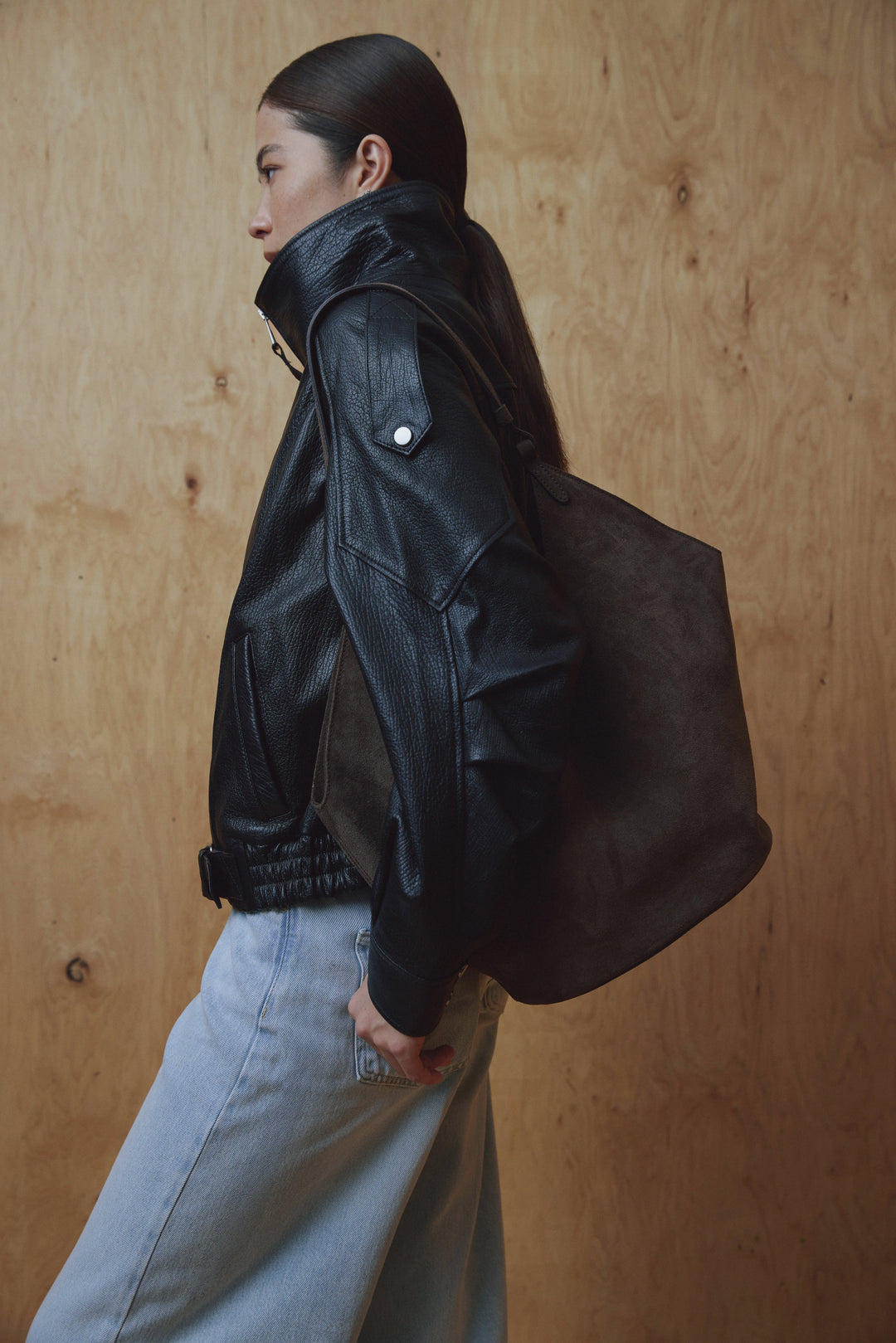 Ciemnobrązowa torebka damska typu hobo z włoskiego weluru naturalnego Premium Estro ER00118144