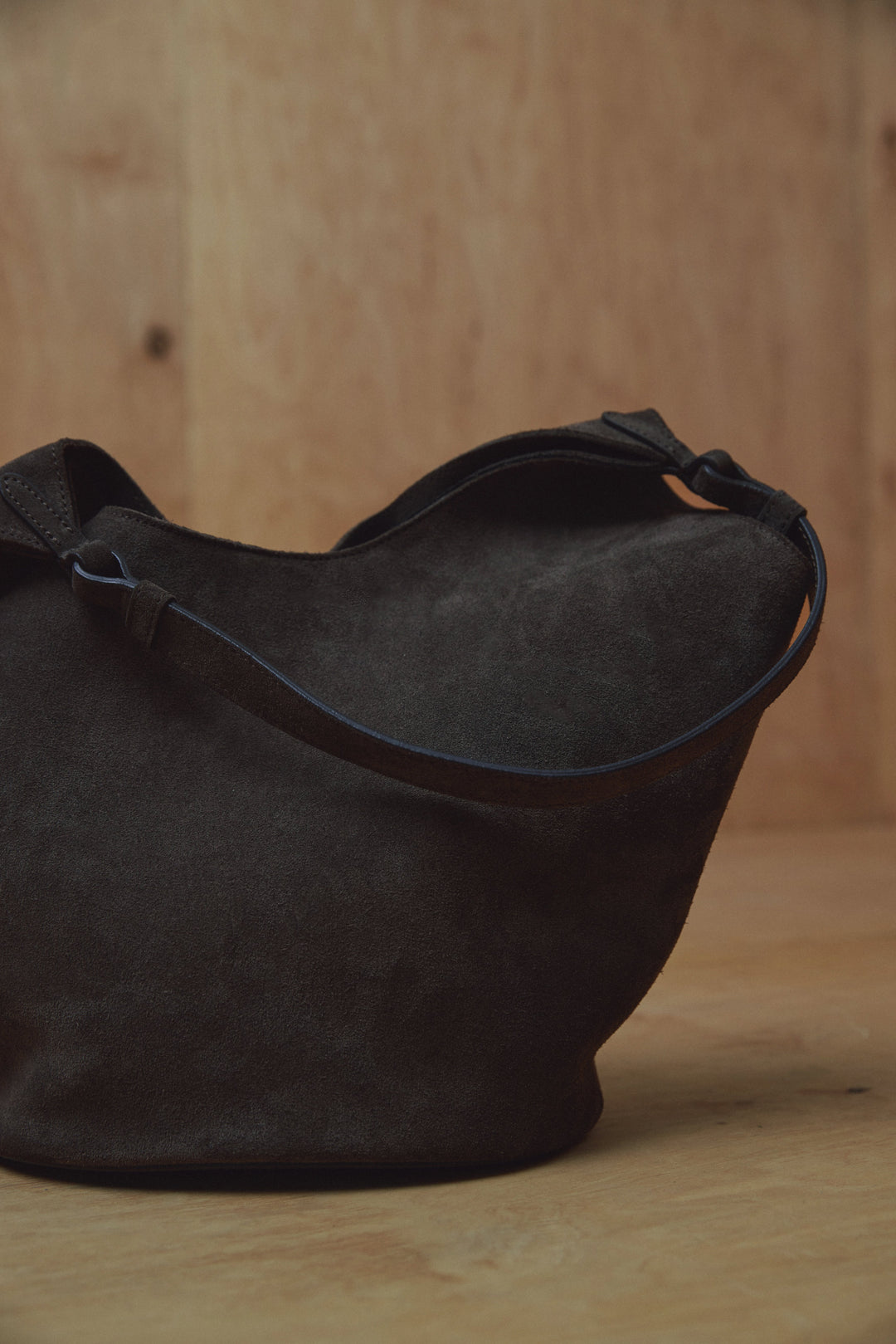 Ciemnobrązowa torebka damska typu hobo z włoskiego weluru naturalnego Premium Estro ER00118144