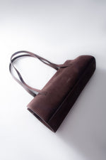 Ciemnobrązowa torebka damska na ramię z naturalnego weluru z długimi rączkami ER00118030.