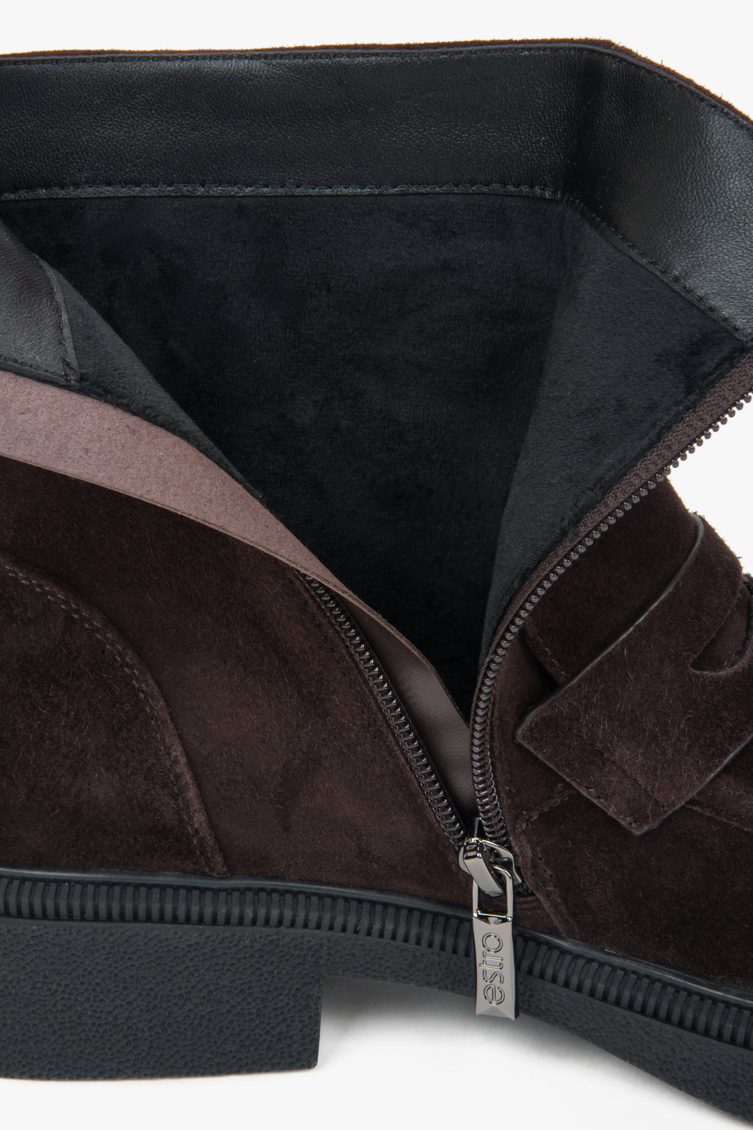 Ciemnobrązowe botki damskie z weluru naturalnego z lekkim ociepleniem.