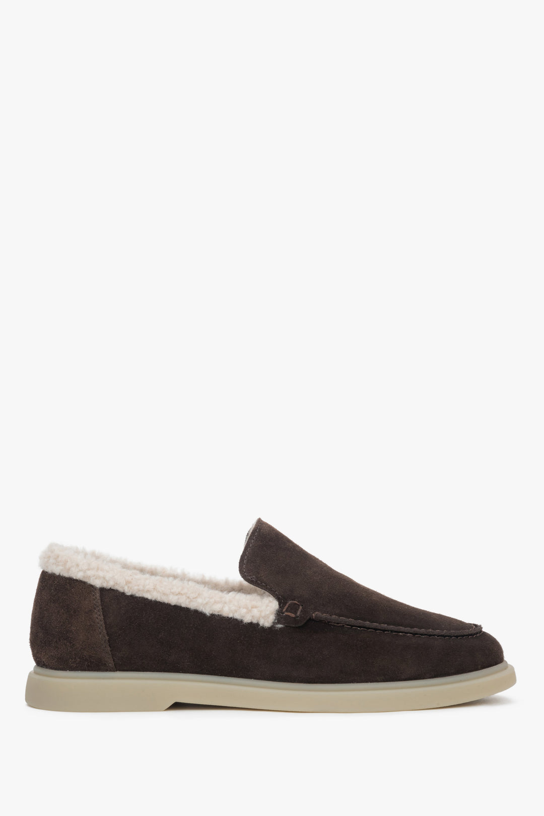 Ciemnobrązowe loafersy damskie na zimę z weluru naturalnego i futrzanym wsadem Estro ER00118322.