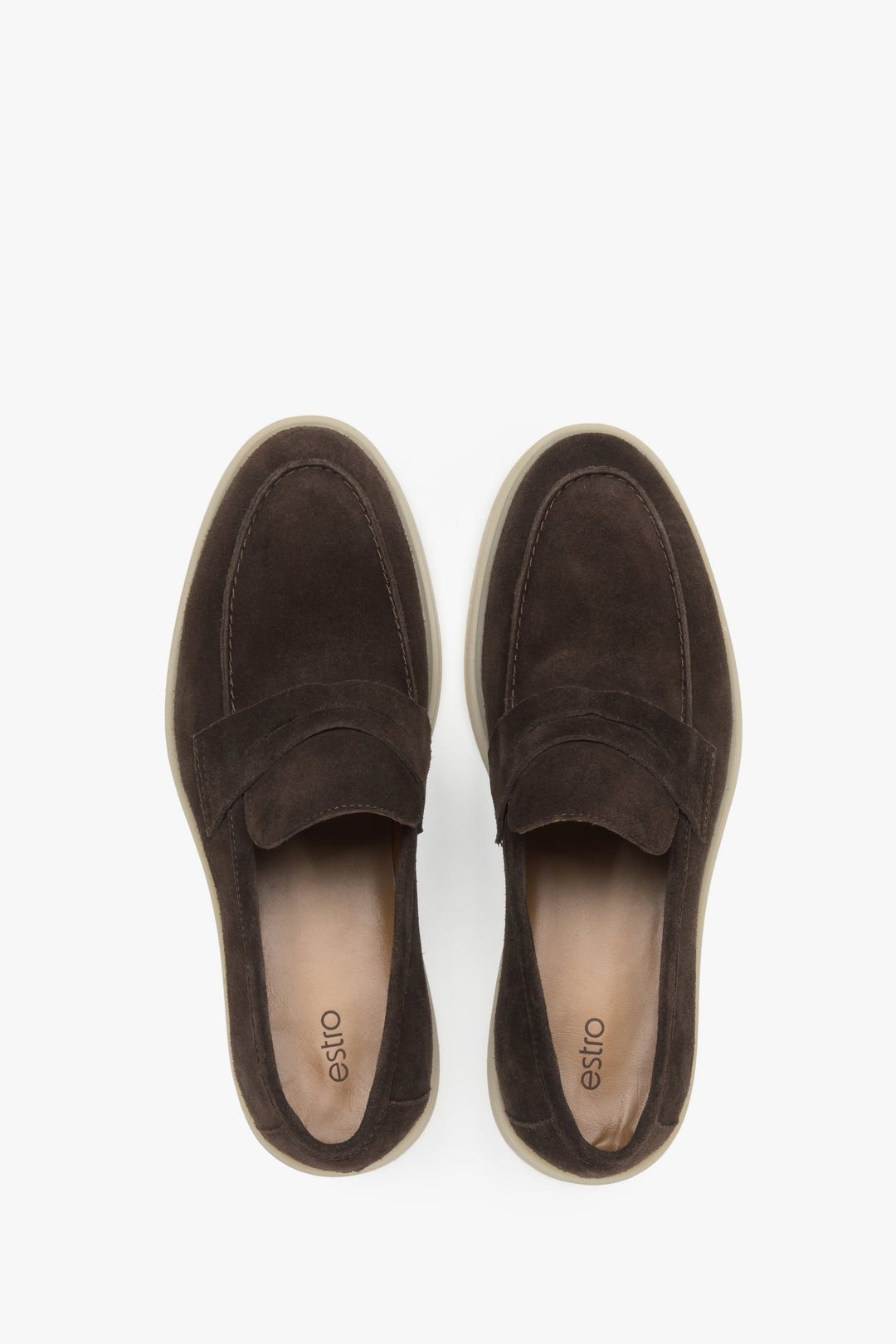 Loafersy z weluru naturalnego Premium marki Estro w ciemnobrązowej kolorystyce - prezentacja z góry.