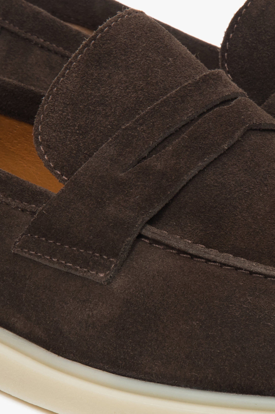 Loafersy męskie Estro w głębokim odcieniu brązu - zbliżenie na detale.