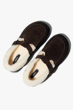 Ciemnobrązowe mokasyny damskie na zimę z weluru naturalnego i futra Estro ER00118011.