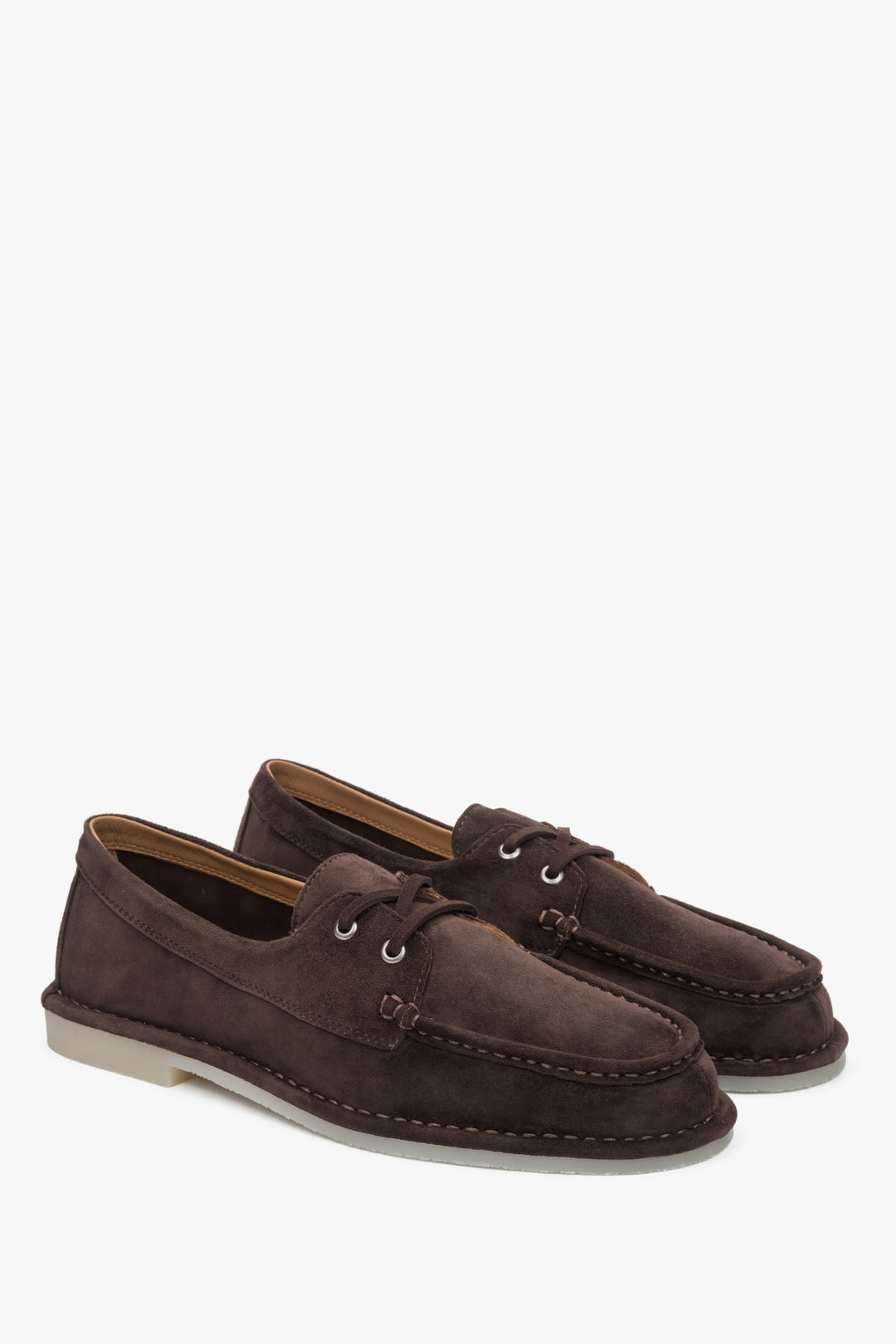 Eleganckie ciemnobrązowe sznurowane loafersy damskie Estro, wykonane z miękkiego weluru, w marynistycznym stylu żeglarskim.